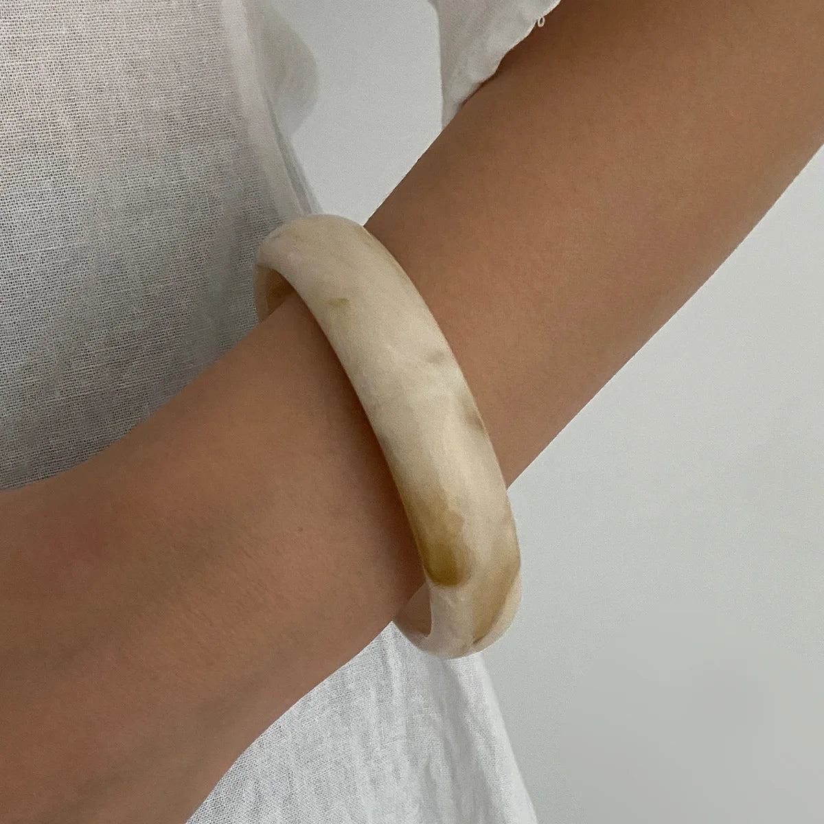 Salircon Vintage Punk Beige Coffee Thick Irregular Resin Acrylic Bangles Women Geometric Wide Cuff Bracelet Y2K Pulseras Jewelry