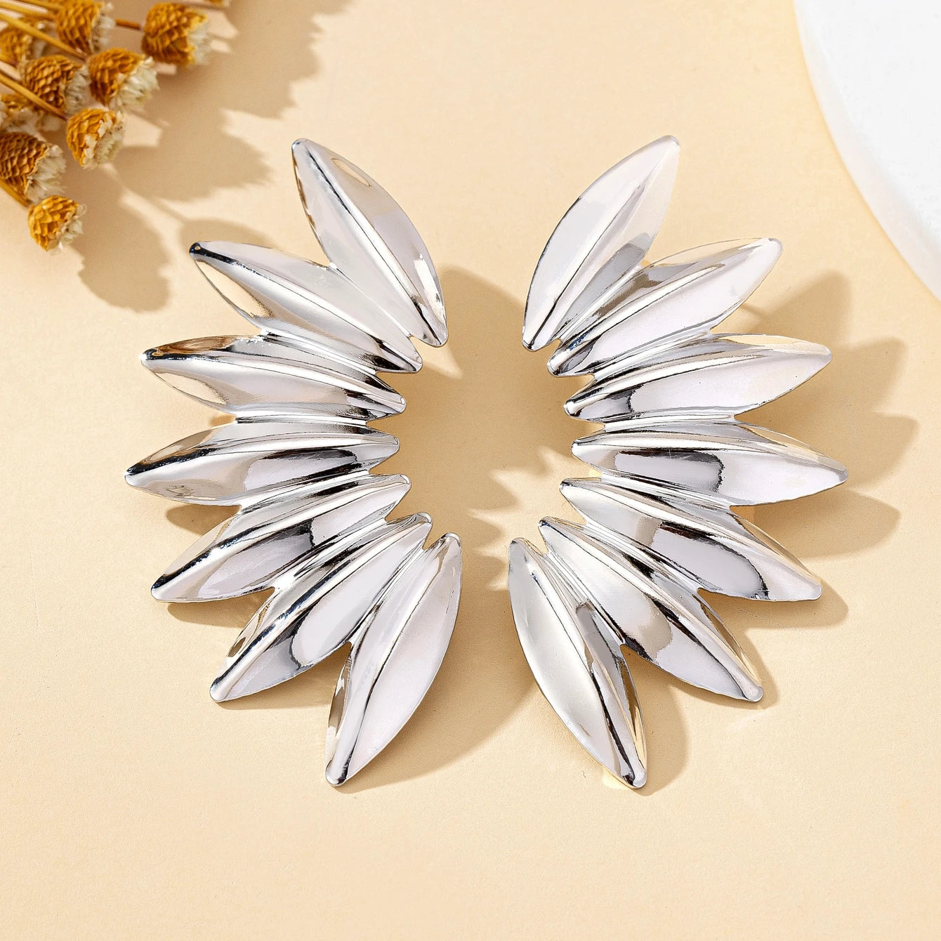 A Pair of Women's Fashion Earrings, Creative Retro Exaggerated Punk Metal Fan-Shaped Earrings, Suitable for Daily Wear and Parties