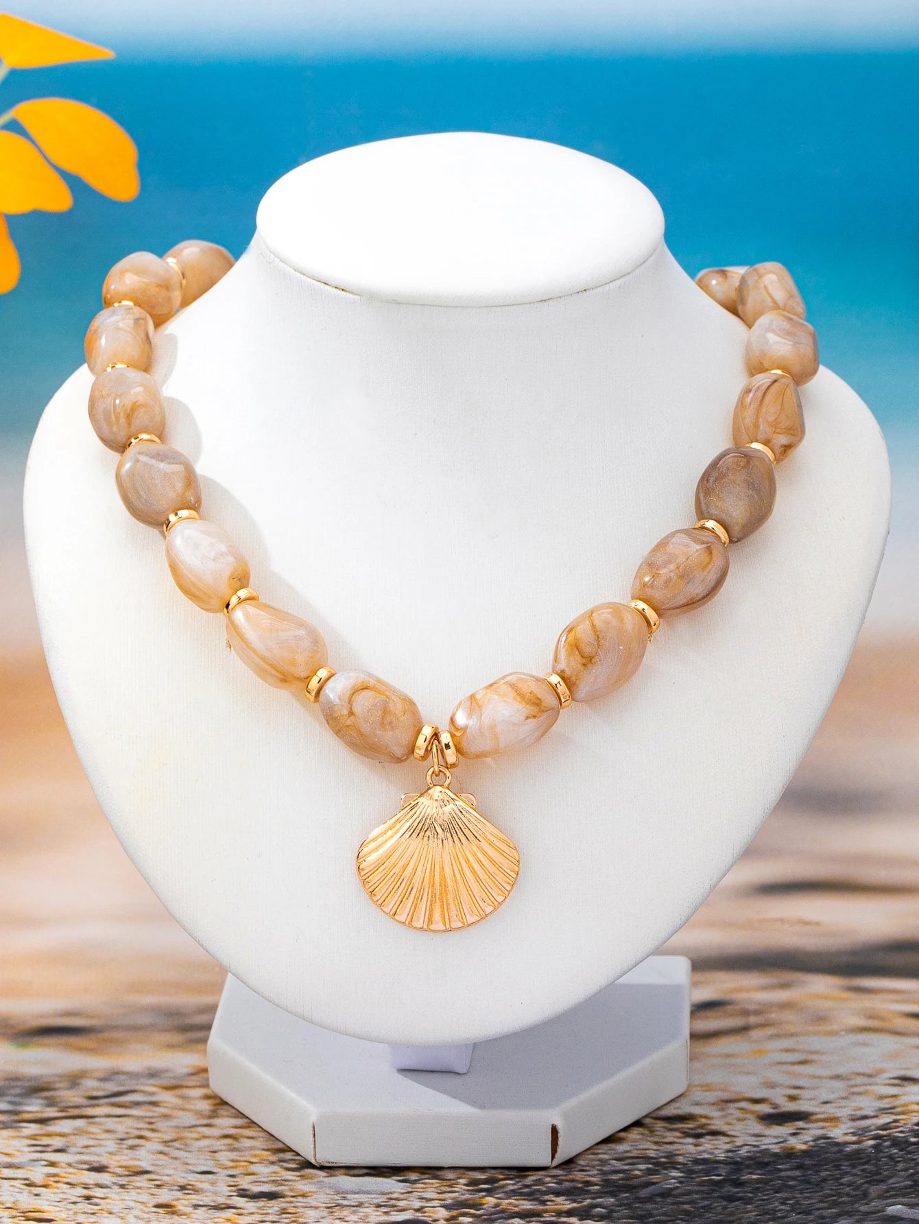A Fashionable Women's Pendant Necklace with Ocean Vacation Elements, Zinc Alloy Shell Pendant Beaded Necklace, Suitable for Daily Wear, Vacations, and Gift-Giving