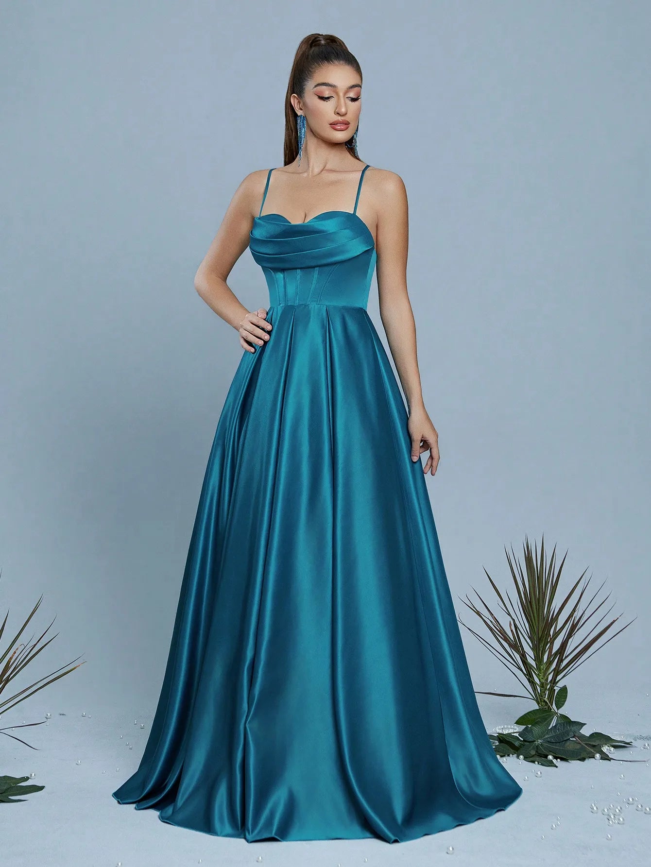 Mgiacy sexty long dress with a halter collar and a back strap