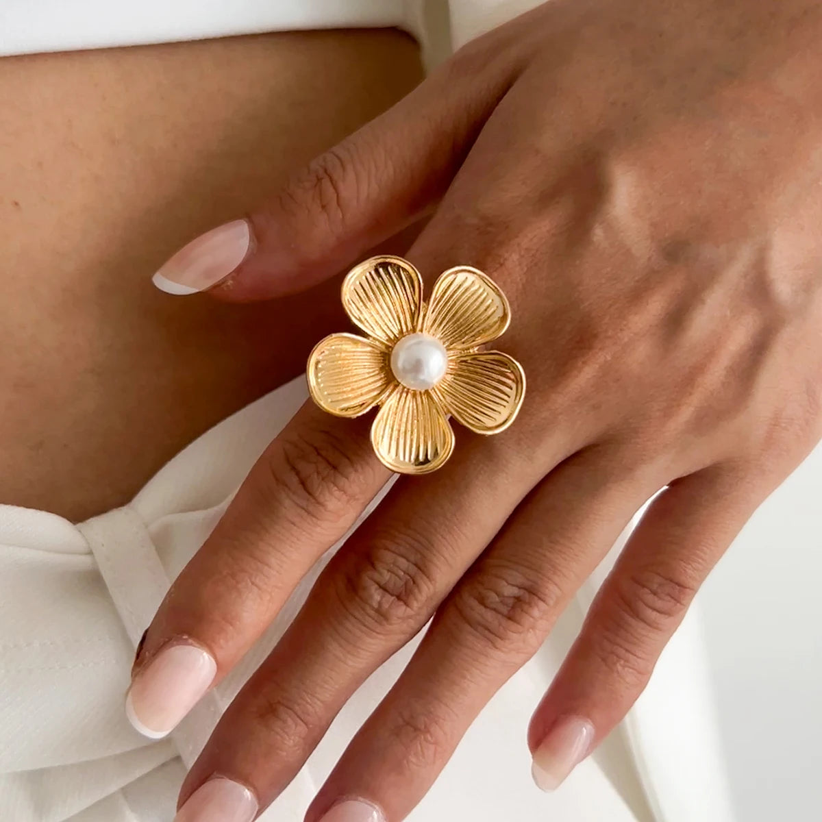 Salircon Aesthetic Design Inlaid Imitation Pearl Flower Leaf Ring for Women Vintage Circular Metal Finger Ring Party Jewelry