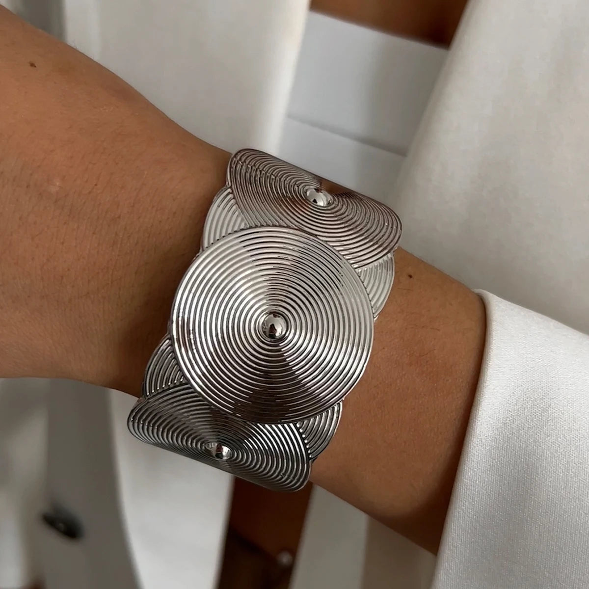 Salircon Aesthetic Design Vintage Geometric Texture Chunky Metal Bangles Women Charm Imitation Pearl Spring Bracelets Jewelry