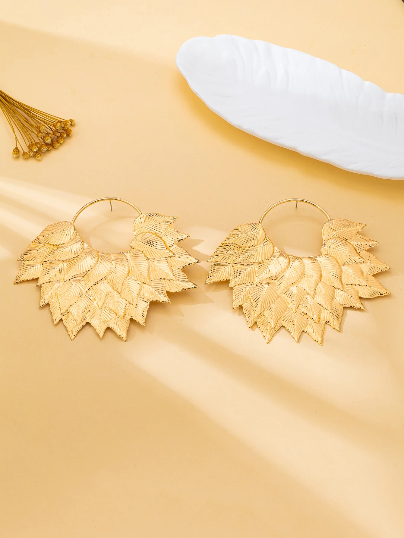 A Pair of Women's Fashionable Earrings, Bohemian Style Leaf-Shaped Exaggerated Large Earrings, Suitable for Daily Wear, Vacations, and as a Gift