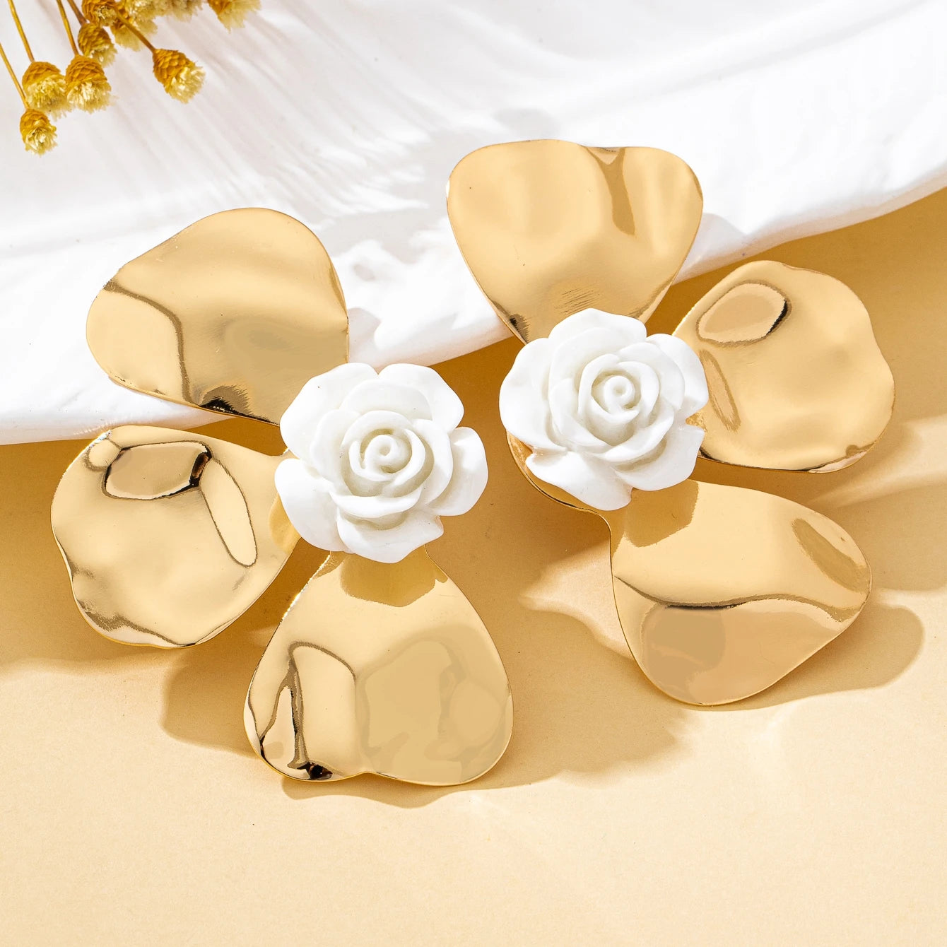 A Pair of Women's Earrings with Exaggerated Three-Dimensional Flower Petals, Sweet Holiday-Style Earrings, Suitable for Daily Wear and Vacation Wear