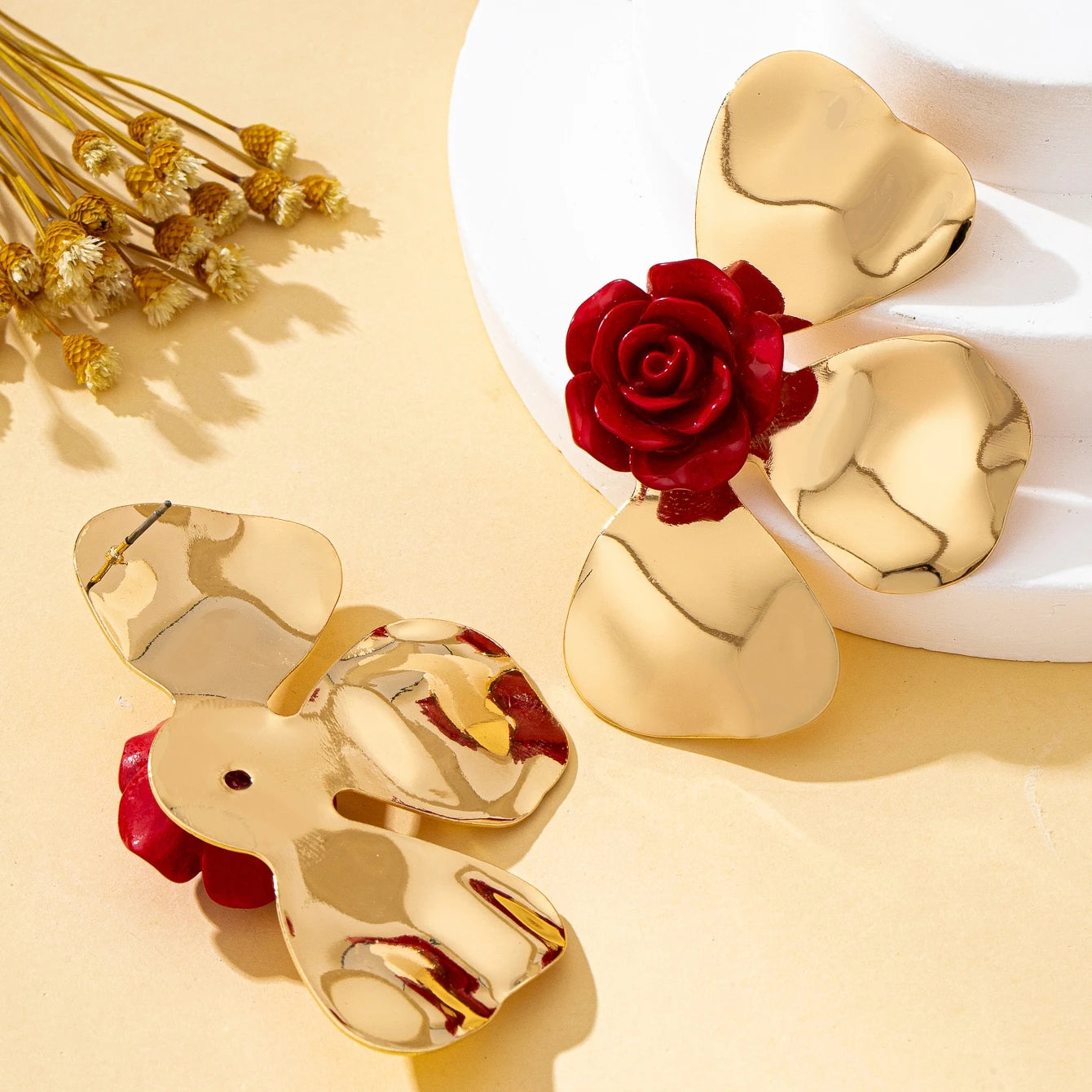 A Pair of Women's Earrings with Exaggerated Three-Dimensional Flower Petals, Sweet Holiday-Style Earrings, Suitable for Daily Wear and Vacation Wear