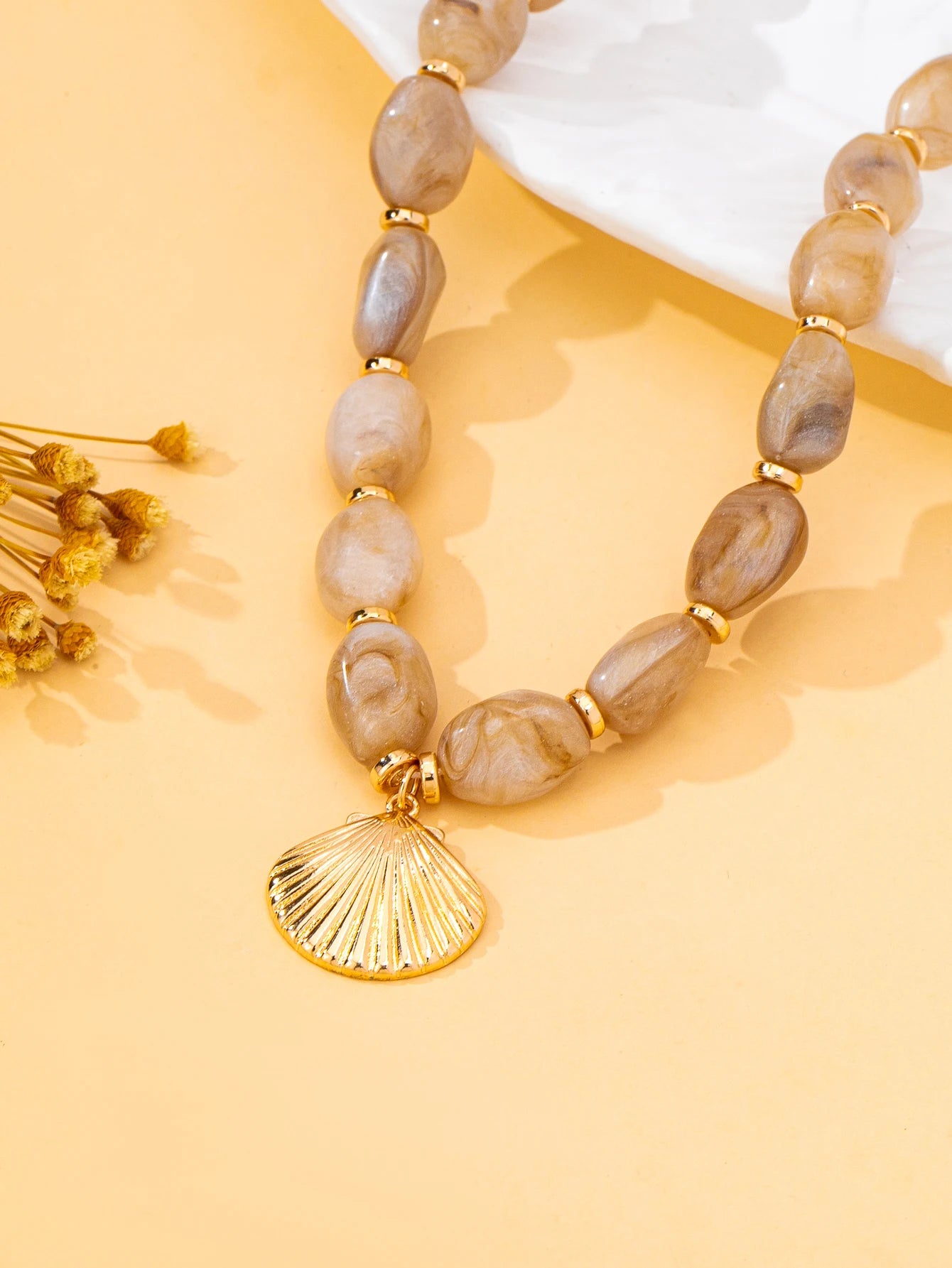A Fashionable Women's Pendant Necklace with Ocean Vacation Elements, Zinc Alloy Shell Pendant Beaded Necklace, Suitable for Daily Wear, Vacations, and Gift-Giving