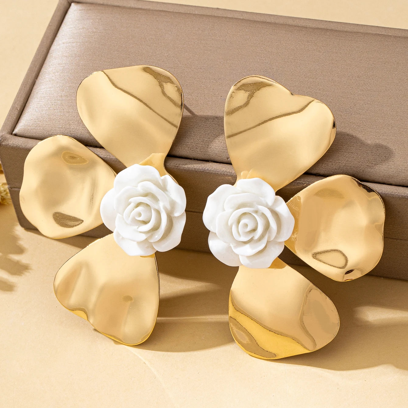 A Pair of Women's Earrings with Exaggerated Three-Dimensional Flower Petals, Sweet Holiday-Style Earrings, Suitable for Daily Wear and Vacation Wear