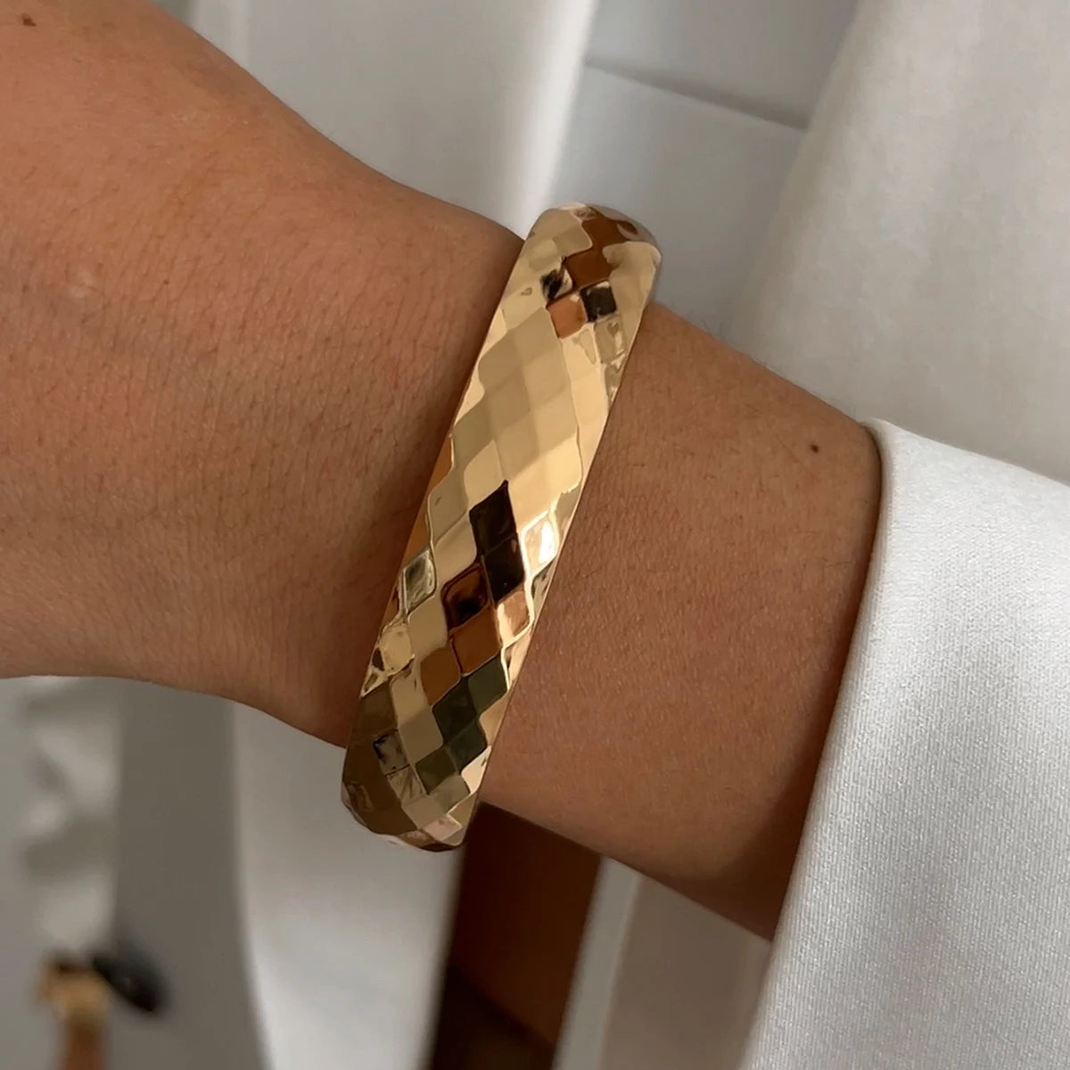 Salircon Aesthetic Design Vintage Geometric Texture Chunky Metal Bangles Women Charm Imitation Pearl Spring Bracelets Jewelry