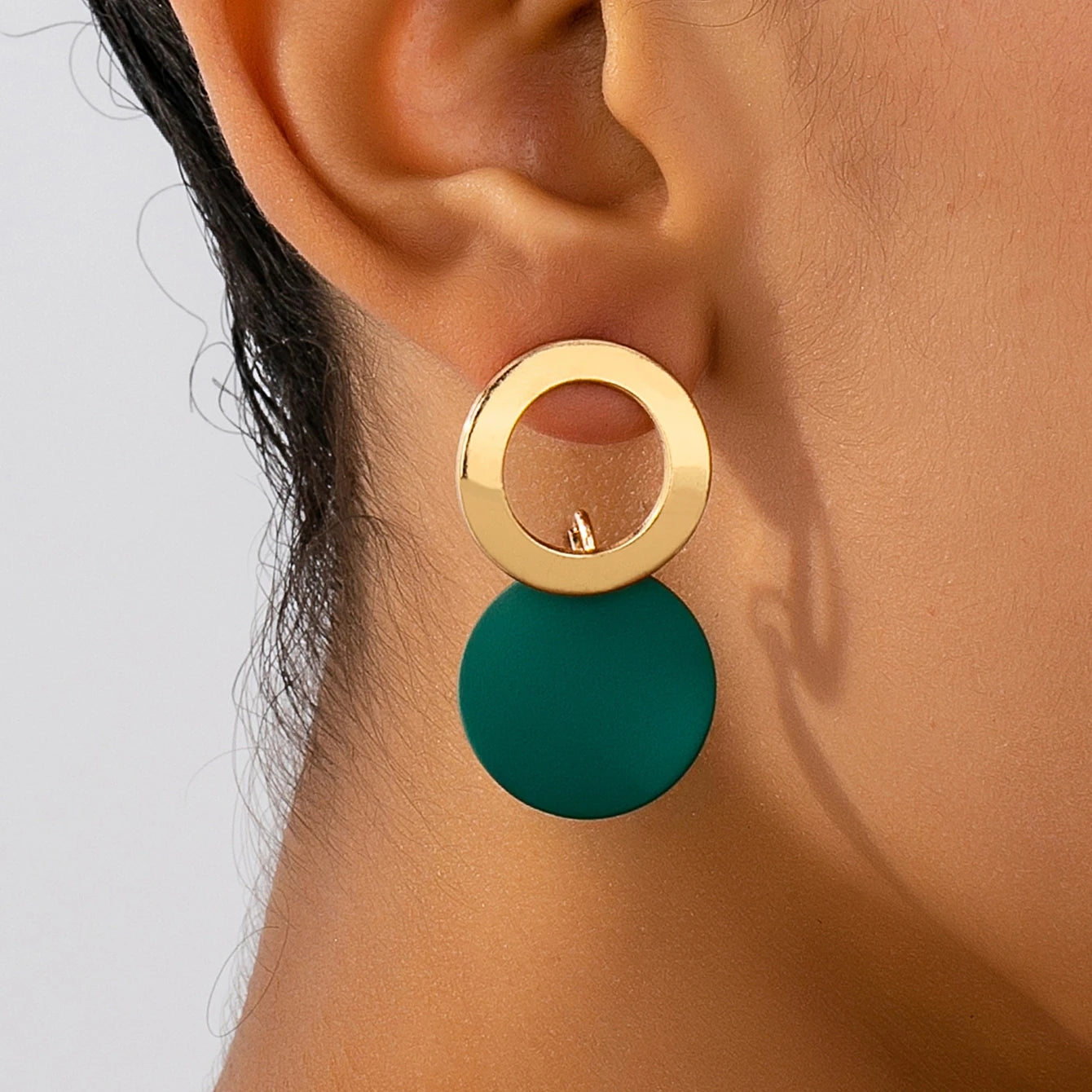 A Pair of Women's Earrings Wave Pattern Geometric Round Disc Stud Earrings Suitable for Daily and Vacation Wear