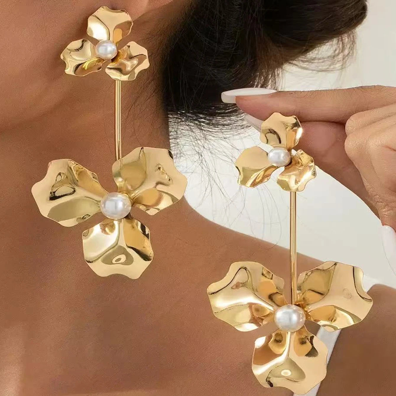 A Pair of Women's Double-Layer Hammered Gold Floral Long Earrings, Double Floral Faux Pearl Dangle Earrings, Elegant and Exaggerated Earrings for Women's Weddings and Banquets