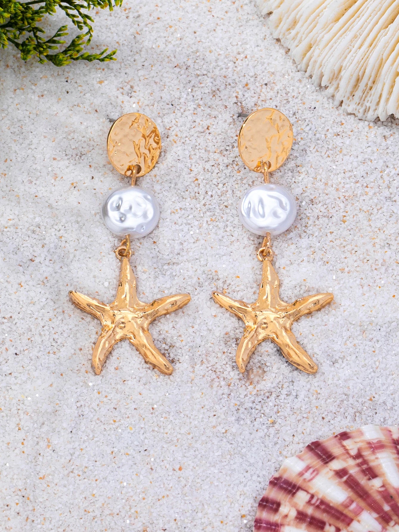 A Pair of Long Earrings with Golden Hammered Discs and Faux Pearls in the Shape of a Starfish, Bohemian Ocean Beach Style, Suitable for Women's Daily Wear, Vacation, and Parties