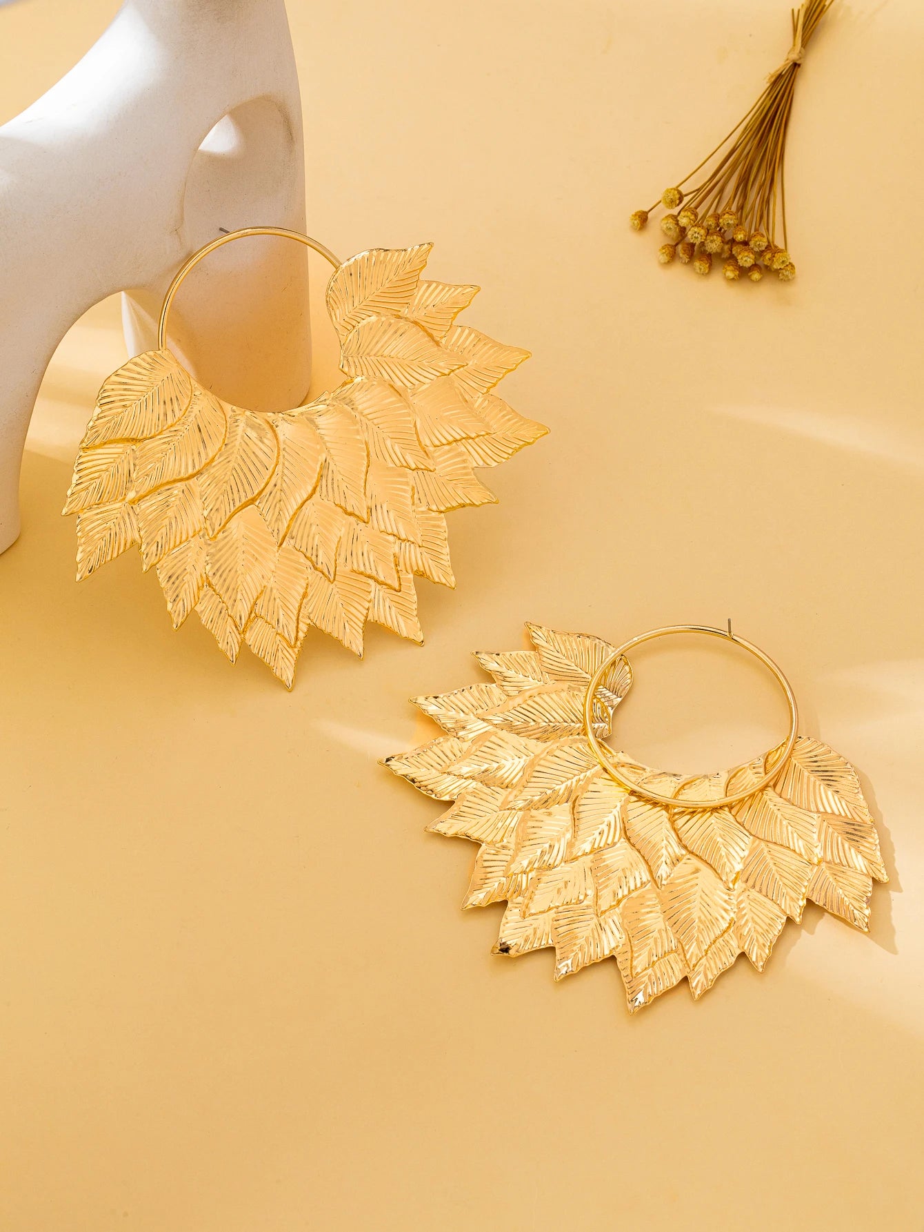 A Pair of Women's Fashionable Earrings, Bohemian Style Leaf-Shaped Exaggerated Large Earrings, Suitable for Daily Wear, Vacations, and as a Gift