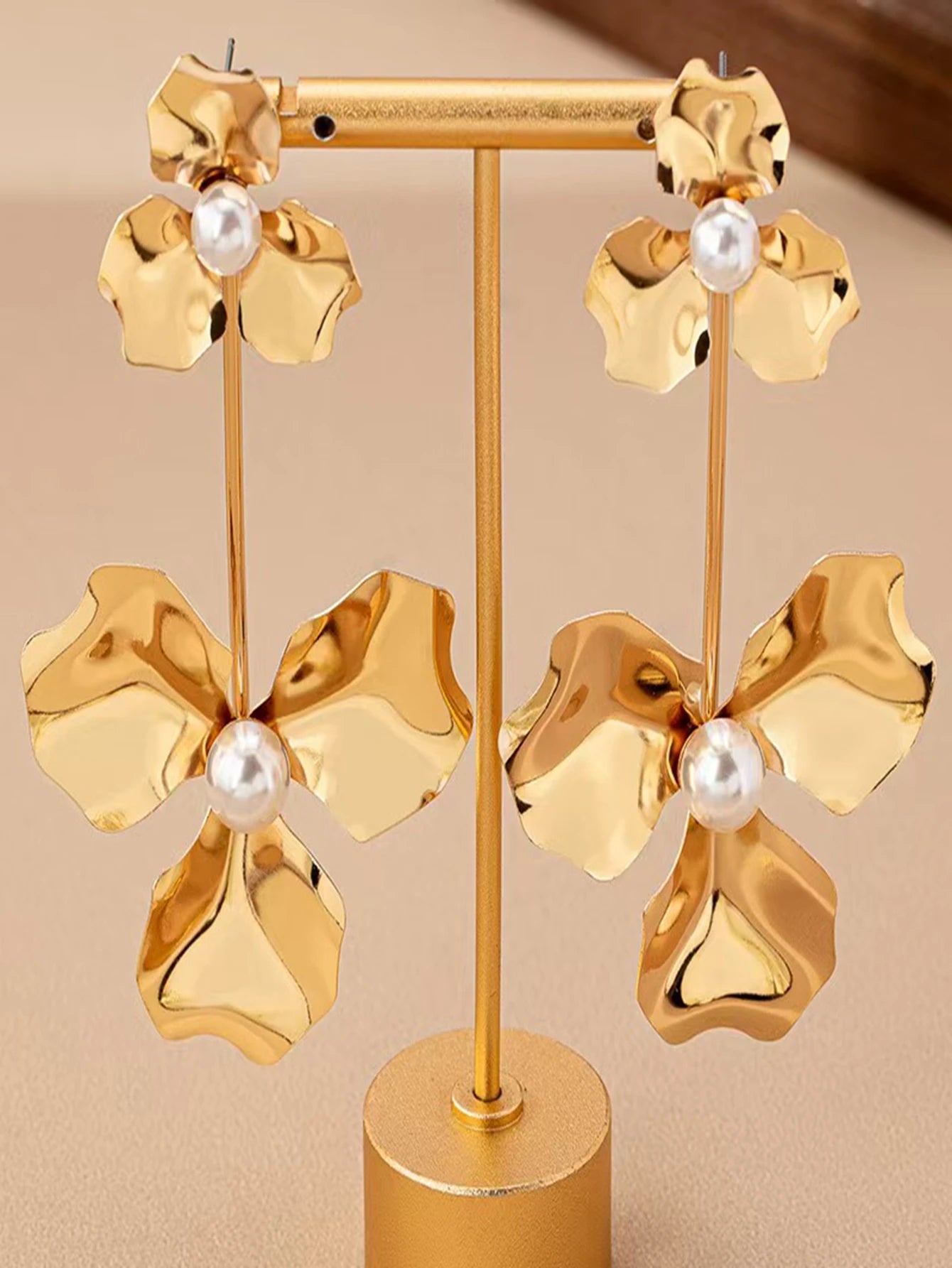 A Pair of Women's Double-Layer Hammered Gold Floral Long Earrings, Double Floral Faux Pearl Dangle Earrings, Elegant and Exaggerated Earrings for Women's Weddings and Banquets