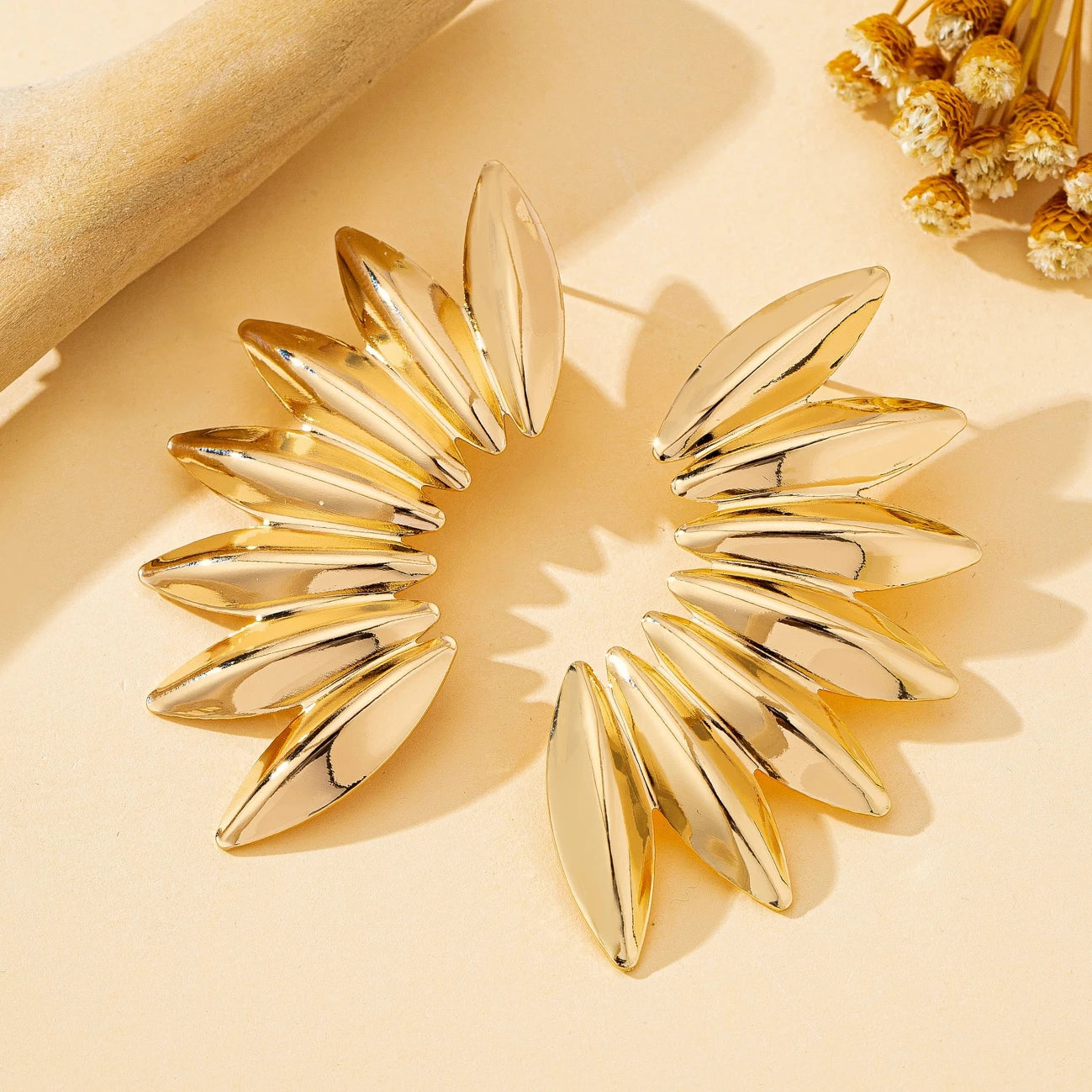 A Pair of Women's Fashion Earrings, Creative Retro Exaggerated Punk Metal Fan-Shaped Earrings, Suitable for Daily Wear and Parties