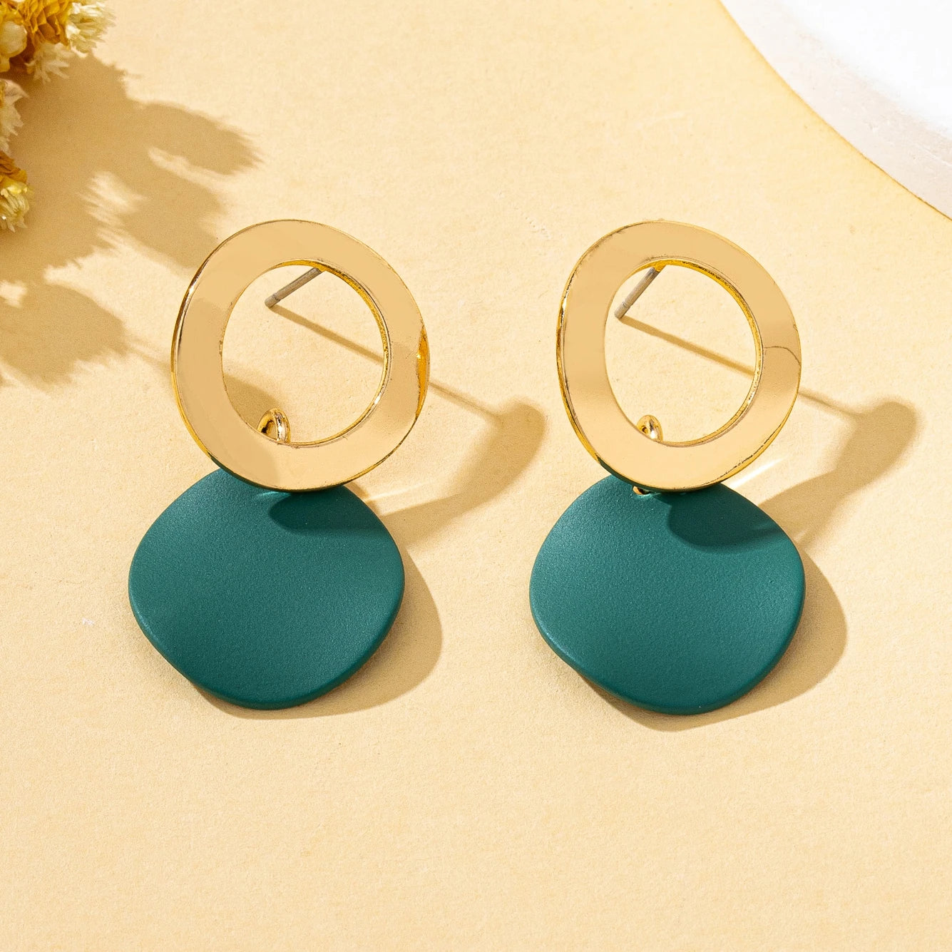 A Pair of Women's Earrings Wave Pattern Geometric Round Disc Stud Earrings Suitable for Daily and Vacation Wear