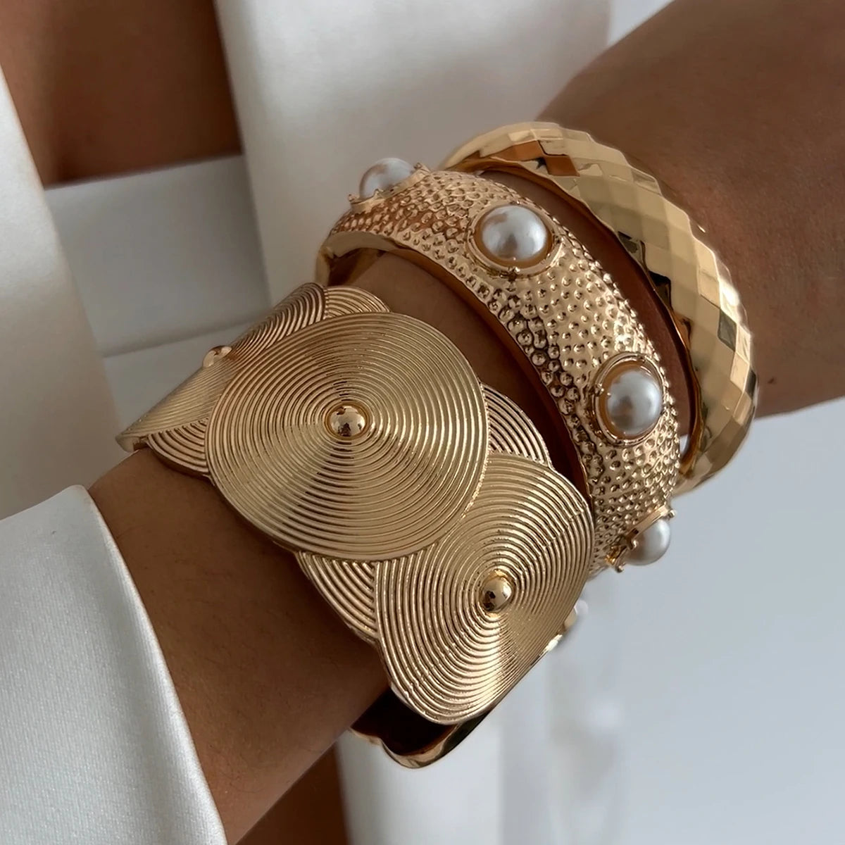 Salircon Aesthetic Design Vintage Geometric Texture Chunky Metal Bangles Women Charm Imitation Pearl Spring Bracelets Jewelry