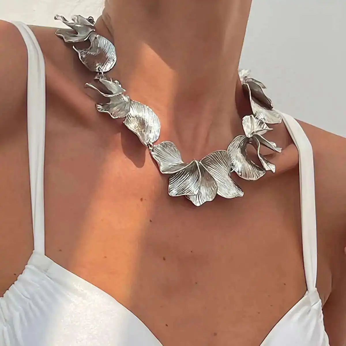 Salircon Vintage Design Irregular Metal Petal Flower Choker Necklace for Women Men Punk Creative Metal Clavicle Chain Jewelry