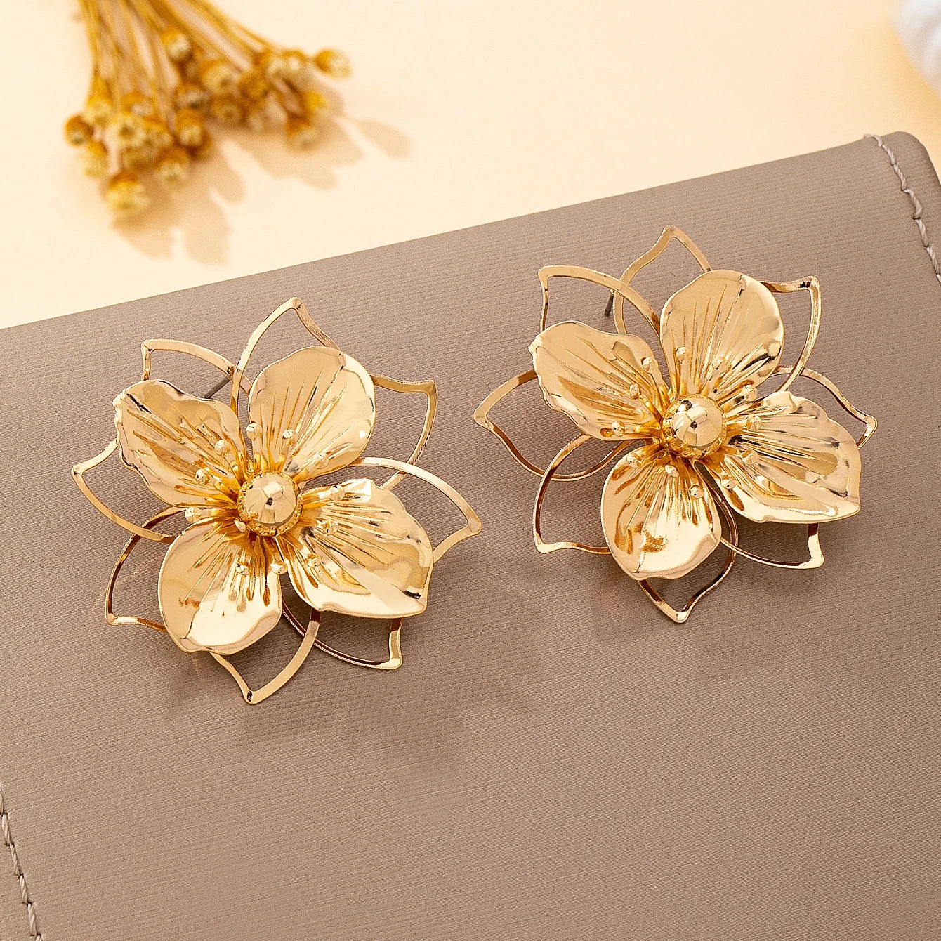 Women's Earrings: Women's Hollow Flower Earrings, Sweet and Romantic, Suitable for Daily Wear and Vacation Wear