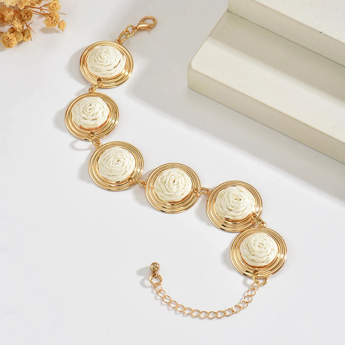 Women Handmade Ombre Neutral Tone Straw Woven Bracelet Multi Circle Raffia Disc Linked Bracelet Bohemian Seaside Holiday Accesso