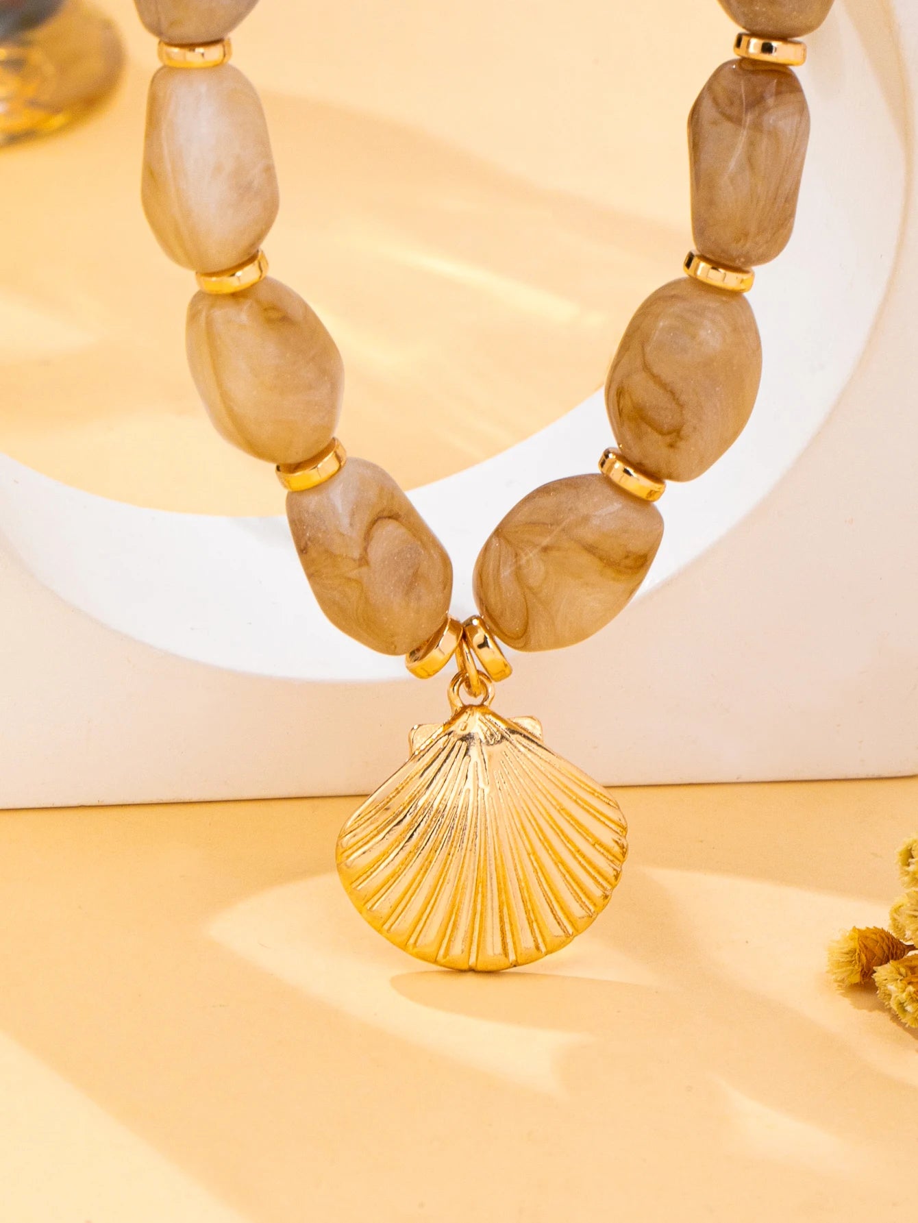 A Fashionable Women's Pendant Necklace with Ocean Vacation Elements, Zinc Alloy Shell Pendant Beaded Necklace, Suitable for Daily Wear, Vacations, and Gift-Giving
