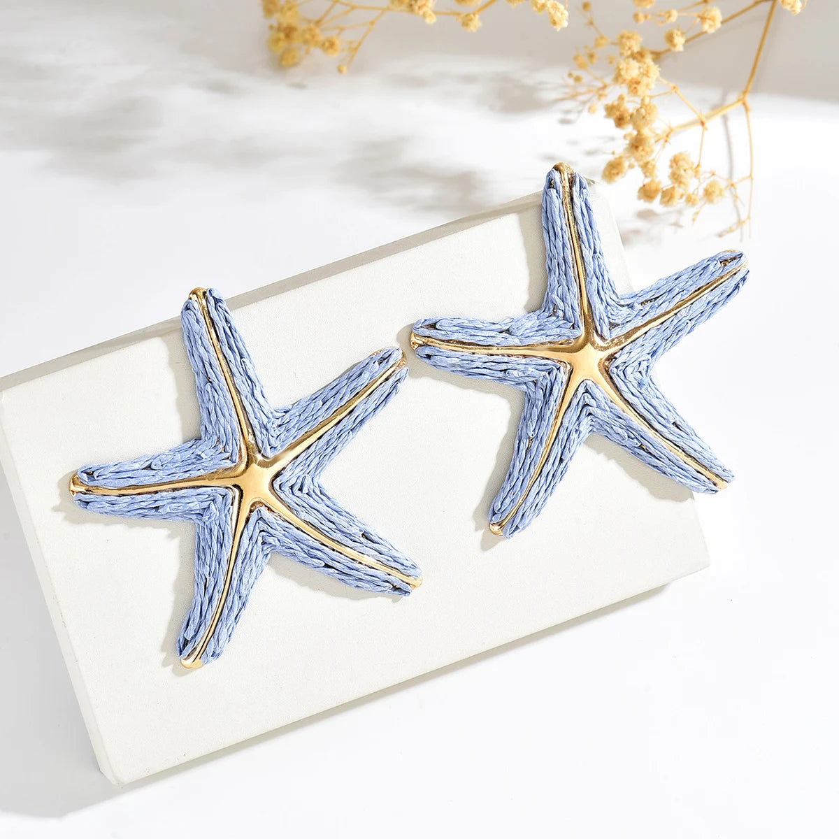 Women Handmade Woven Raffia Starfish Earrings Gold Metal Center Ocean Sea Star Stud Earrings Bohemian Holiday Beach Accessories