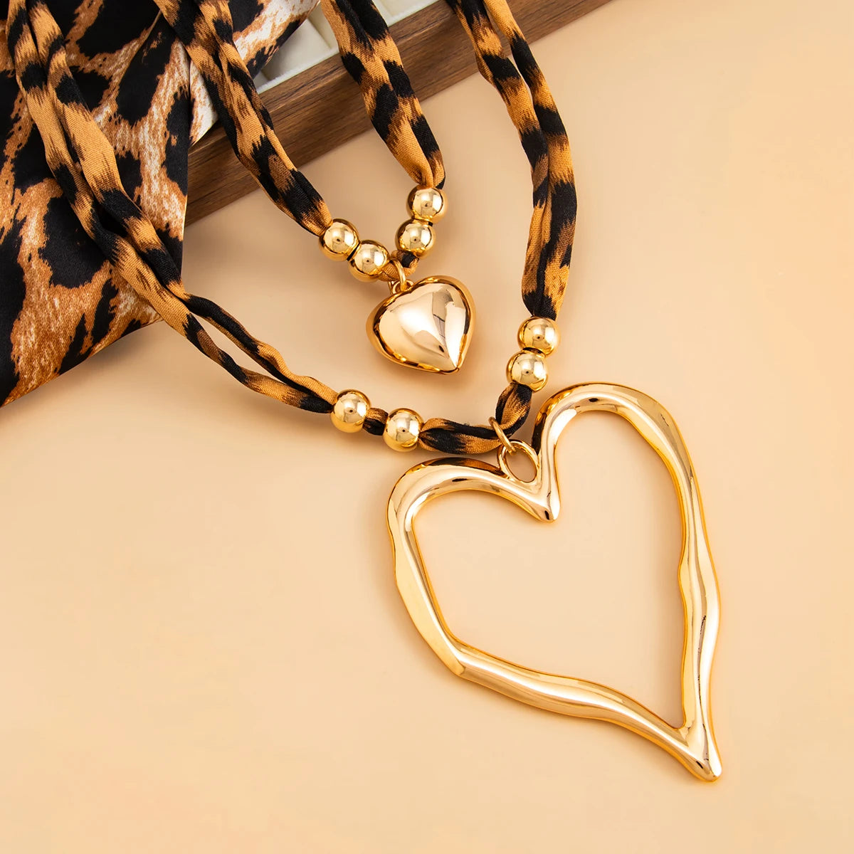 Salircon 2 Styles Trendy Leopard Print Chain Large Heart Pendant Necklace Women Punk CCB Beaded Choker Daily Wear Jewelry Gifts