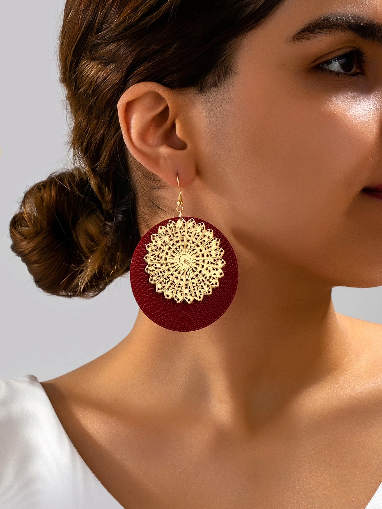 A Pair of Women's Fashionable Dangle Earrings, Bohemian Style Geometric Round Hollow Design Pendant Earrings