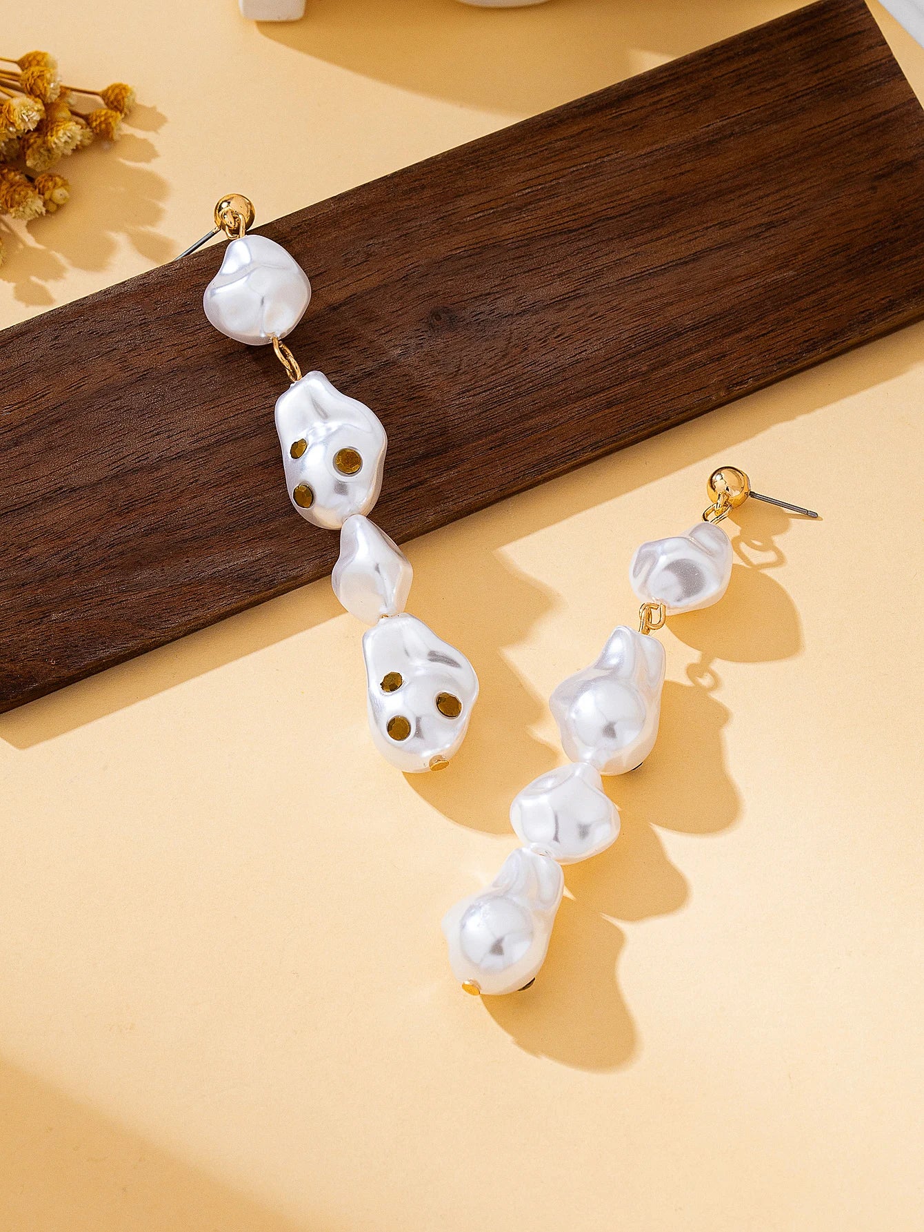 A Pair of Women's Fashionable Dangle Earrings, Simple and Elegant Baroque-Style Earrings with Faux Pearls and Glass Gemstones, Suitable for Daily Wear, Vacations, and as a Gift