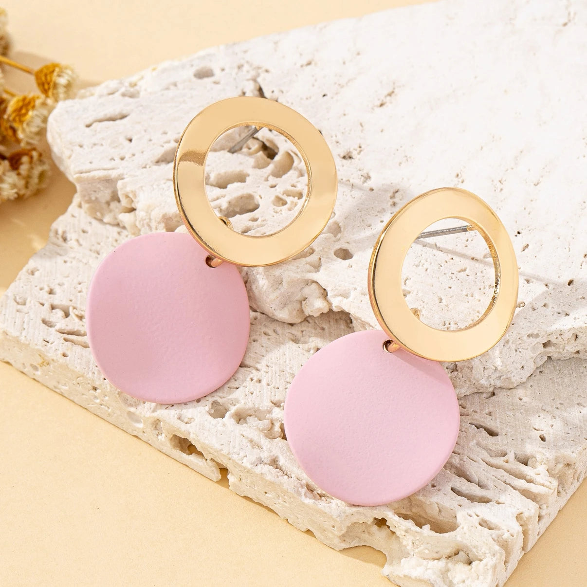 A Pair of Women's Earrings Wave Pattern Geometric Round Disc Stud Earrings Suitable for Daily and Vacation Wear