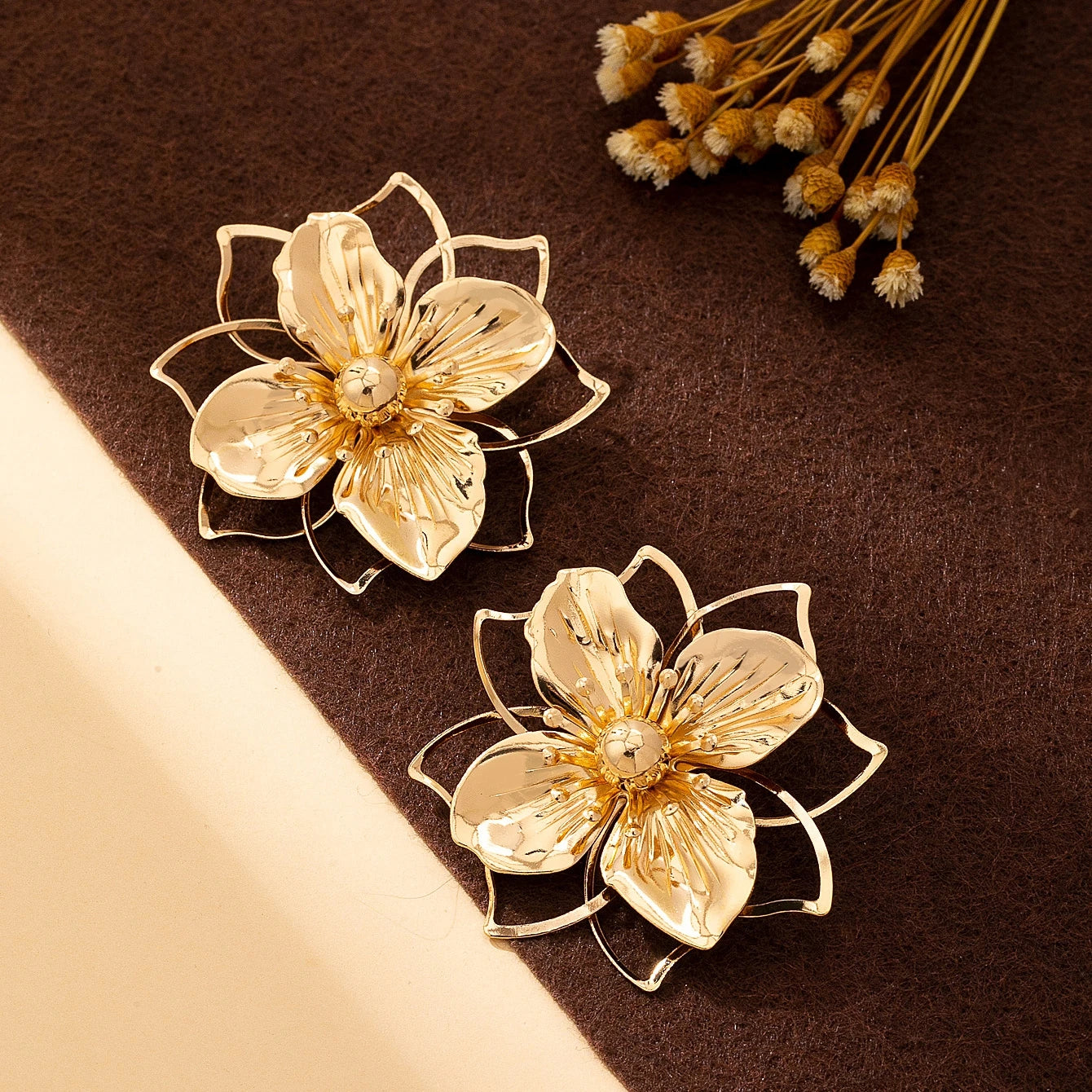 Women's Earrings: Women's Hollow Flower Earrings, Sweet and Romantic, Suitable for Daily Wear and Vacation Wear