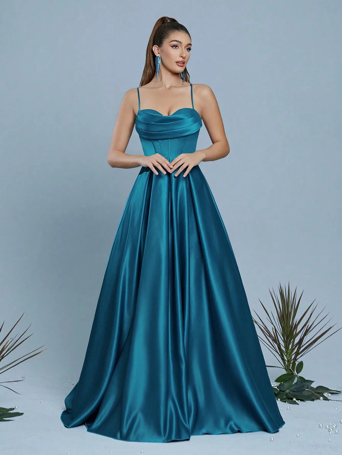 Mgiacy sexty long dress with a halter collar and a back strap