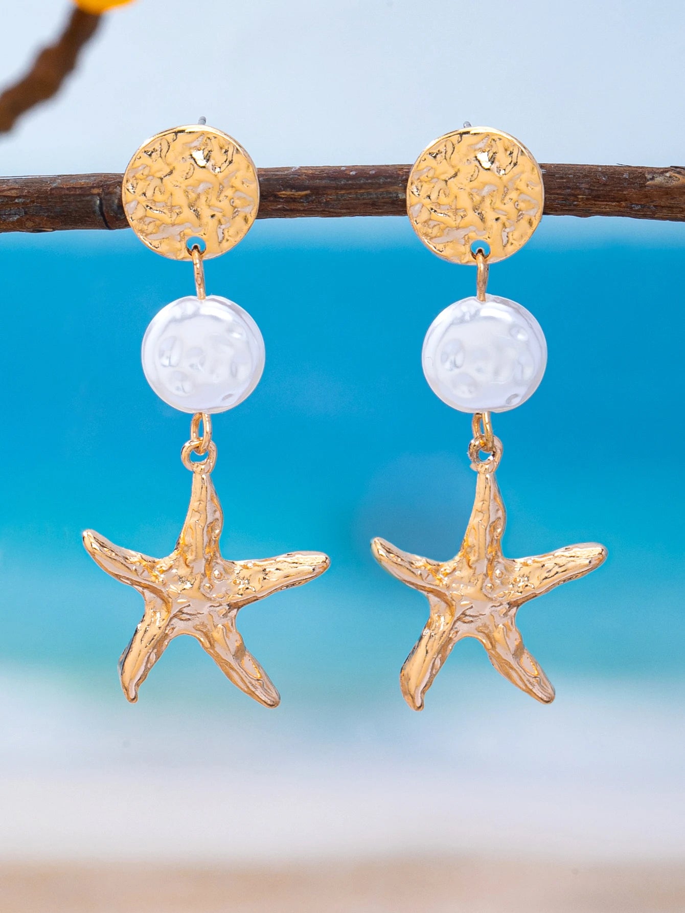A Pair of Long Earrings with Golden Hammered Discs and Faux Pearls in the Shape of a Starfish, Bohemian Ocean Beach Style, Suitable for Women's Daily Wear, Vacation, and Parties