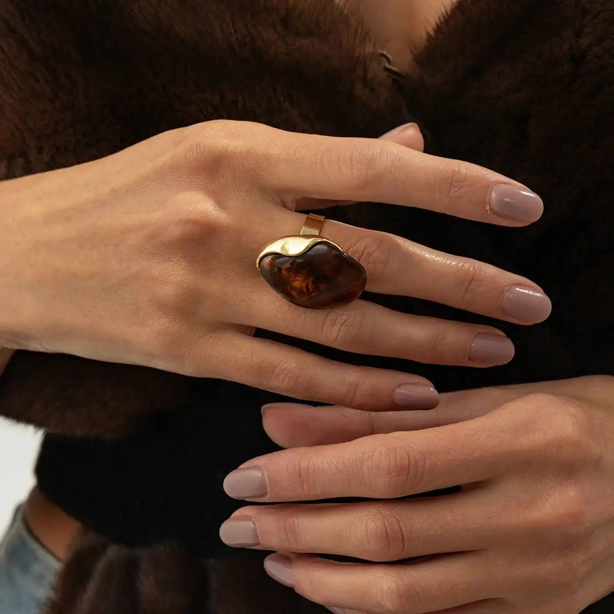 Salircon New Vintage Amber Color Acrylic Resin Rings for Women Exaggerated Temperament Geometric Finger Ring Charms Jewelry Gift