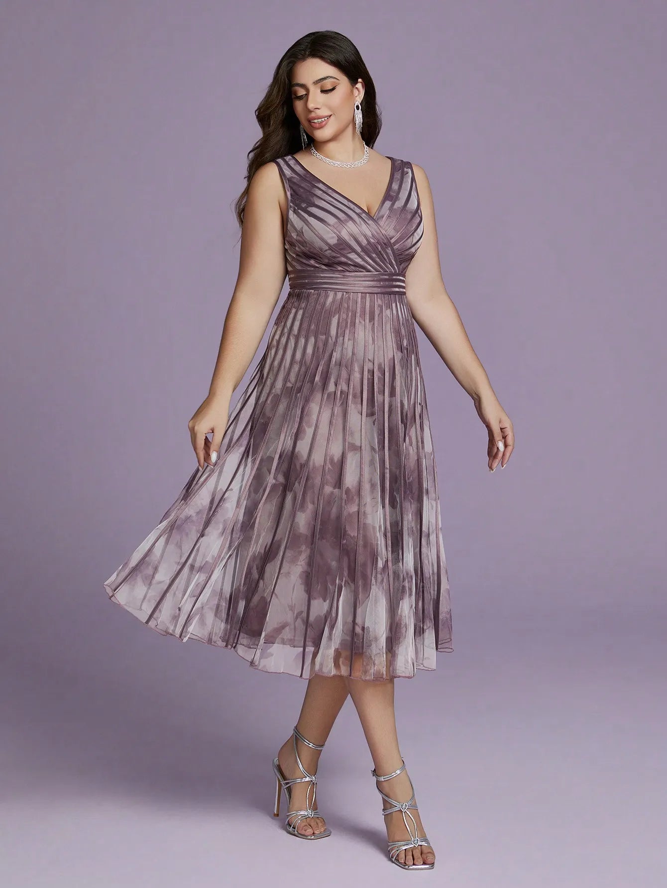 V-neck sleeveless printed chiffon dress with wide straps and high-end evening gown style