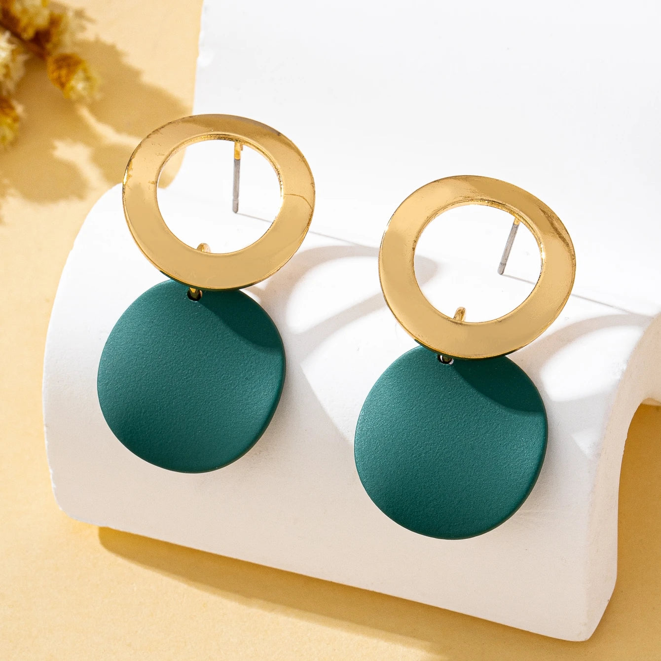 A Pair of Women's Earrings Wave Pattern Geometric Round Disc Stud Earrings Suitable for Daily and Vacation Wear