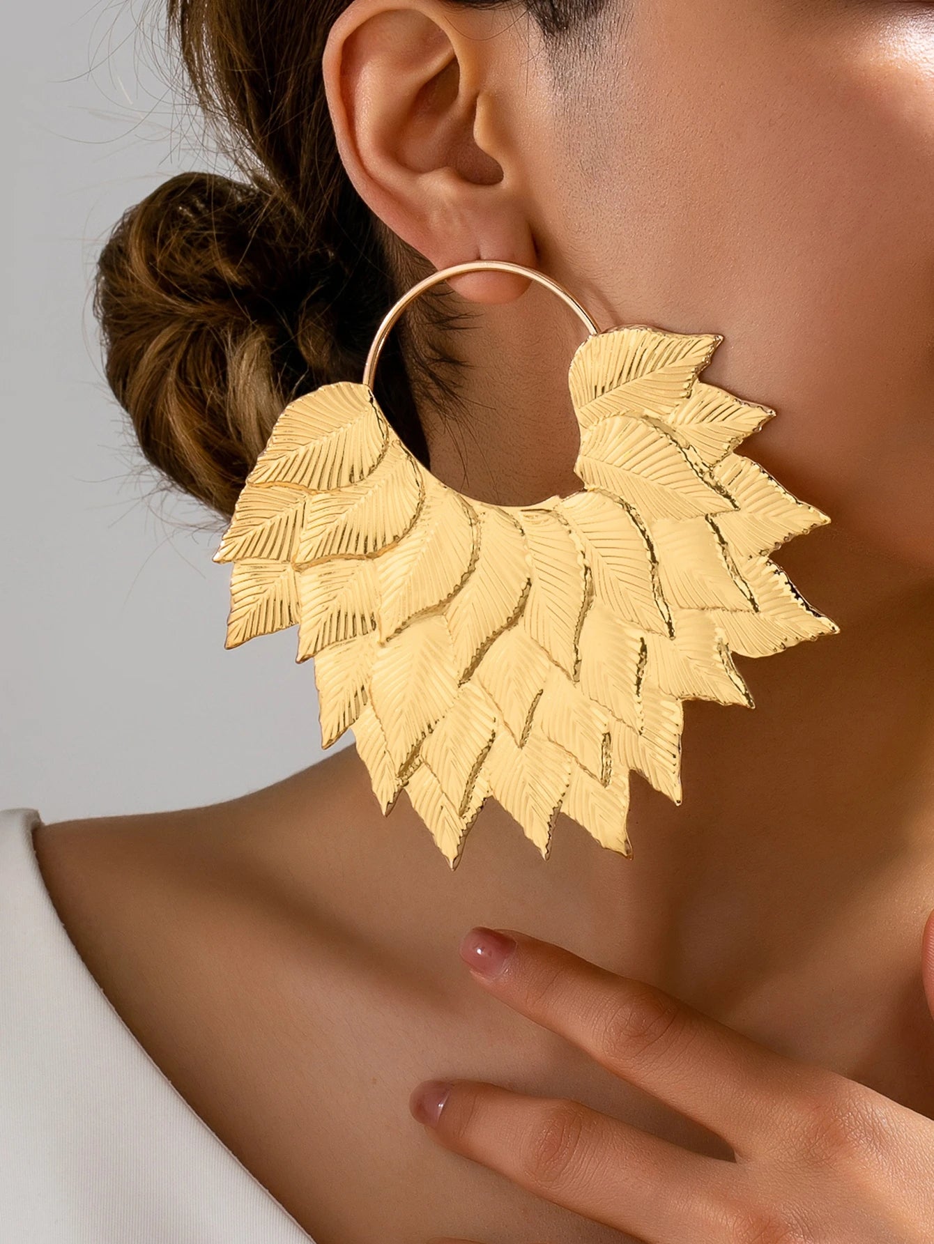A Pair of Women's Fashionable Earrings, Bohemian Style Leaf-Shaped Exaggerated Large Earrings, Suitable for Daily Wear, Vacations, and as a Gift