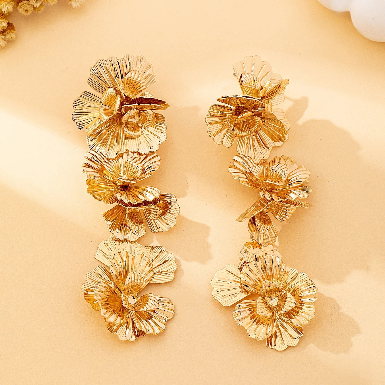 Women's Earrings, Metal Earrings with 3 Flowers, Sweet and Fashionable, Medium-Length, Suitable for Daily Wear and Vacation Wear