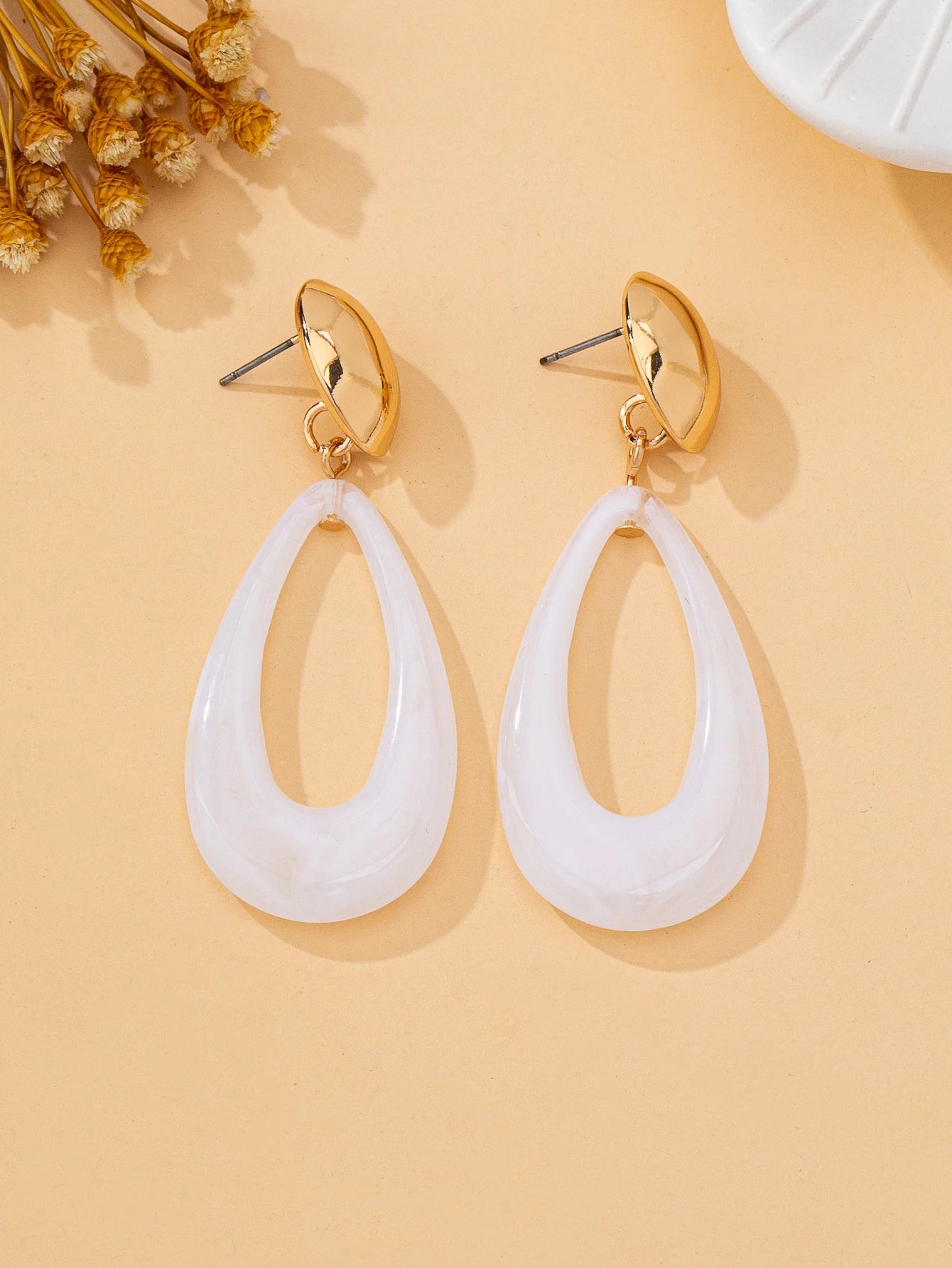 A Pair of Women's Fashionable Earrings, Simple and Elegant Geometric Pendant Earrings, Suitable for Daily Wear, Vacations, and Gift-Giving