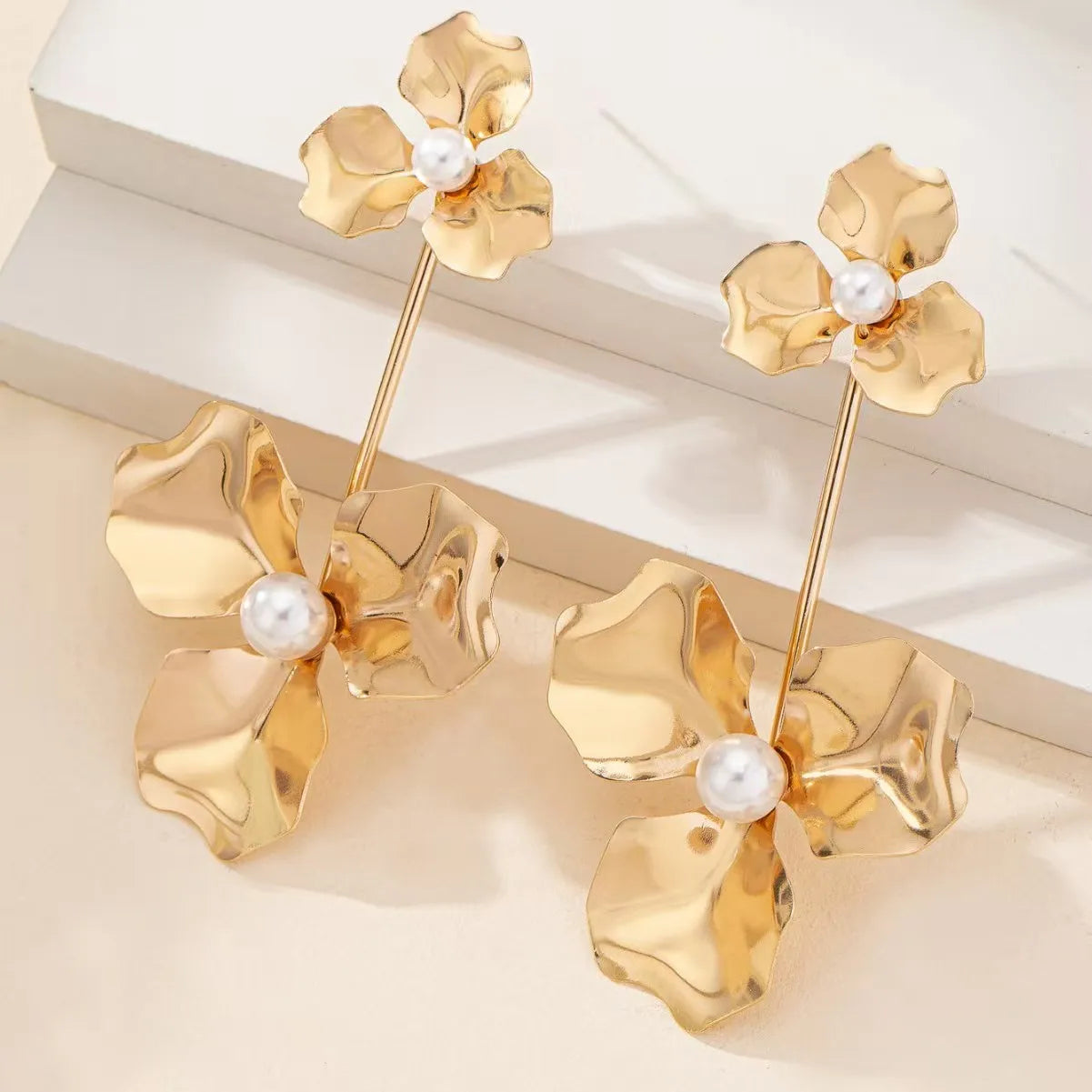A Pair of Women's Double-Layer Hammered Gold Floral Long Earrings, Double Floral Faux Pearl Dangle Earrings, Elegant and Exaggerated Earrings for Women's Weddings and Banquets