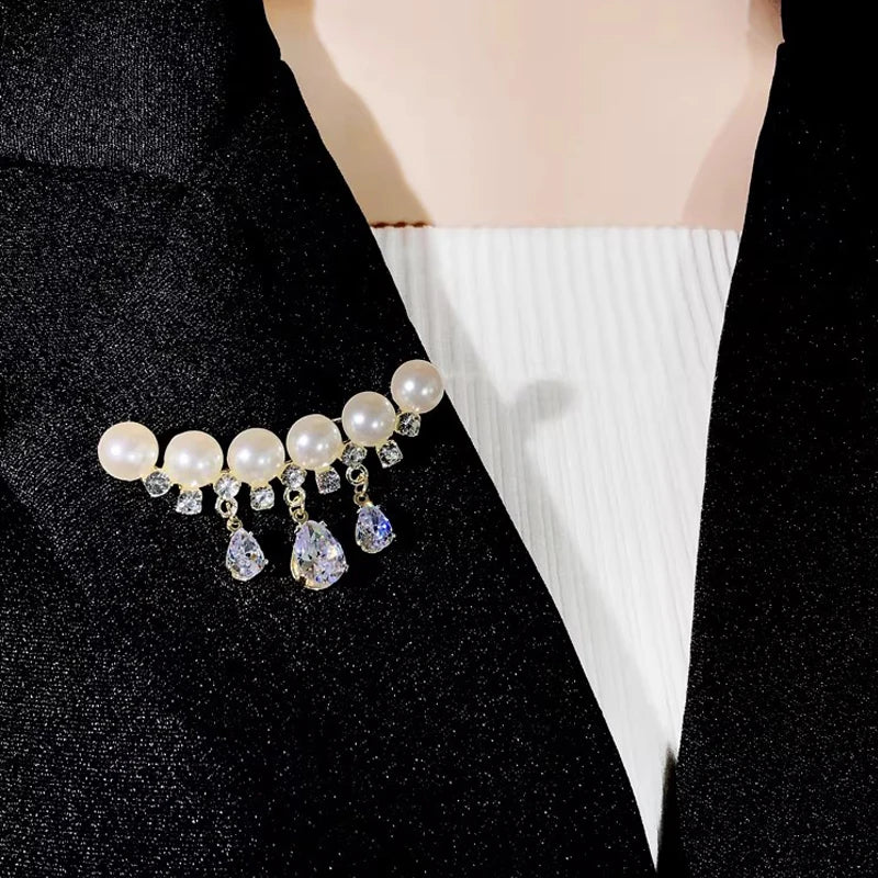 SKEDS Elegant Women  Pearl Pendant Brooch Badges Fashion Classic Laddy Exquisite Crystal Clothing Coat Suit Pin Corsages