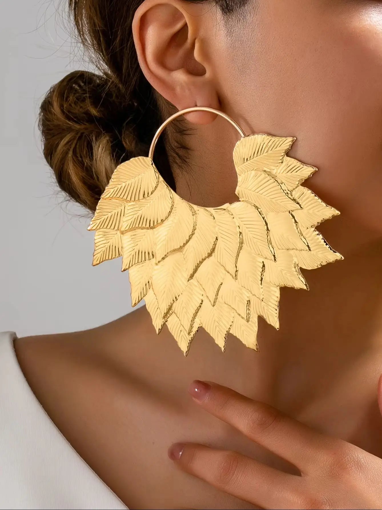 A Pair of Women's Fashionable Earrings, Bohemian Style Leaf-Shaped Exaggerated Large Earrings, Suitable for Daily Wear, Vacations, and as a Gift
