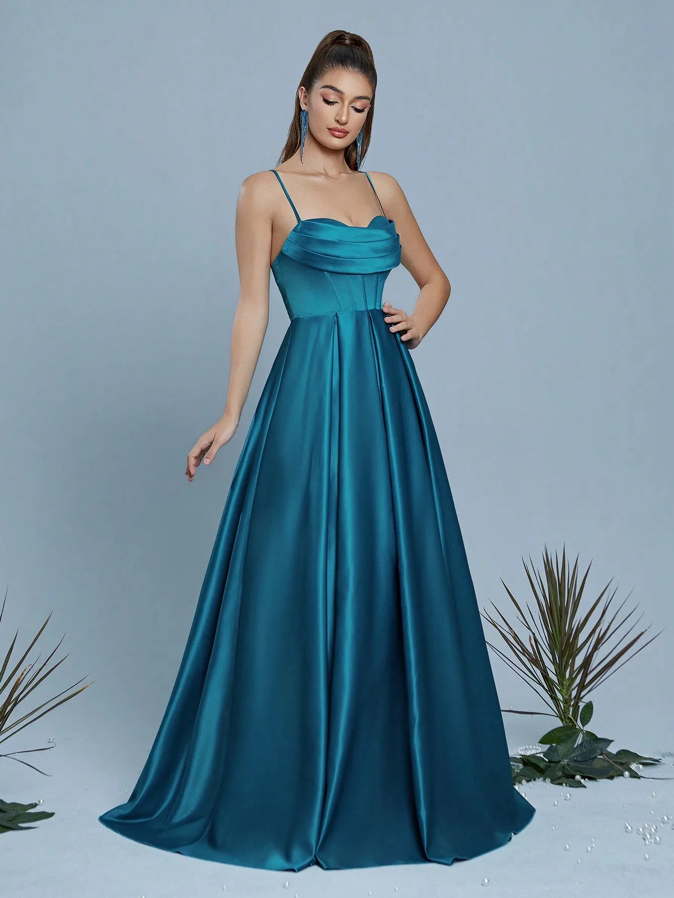 Mgiacy sexty long dress with a halter collar and a back strap
