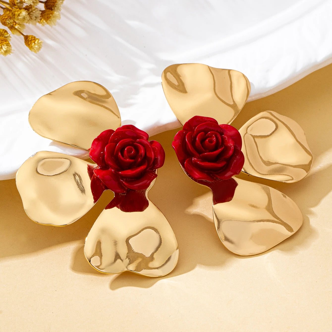 A Pair of Women's Earrings with Exaggerated Three-Dimensional Flower Petals, Sweet Holiday-Style Earrings, Suitable for Daily Wear and Vacation Wear