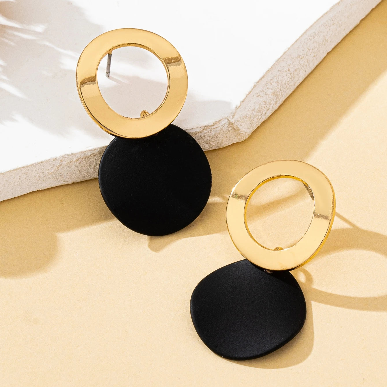 A Pair of Women's Earrings Wave Pattern Geometric Round Disc Stud Earrings Suitable for Daily and Vacation Wear