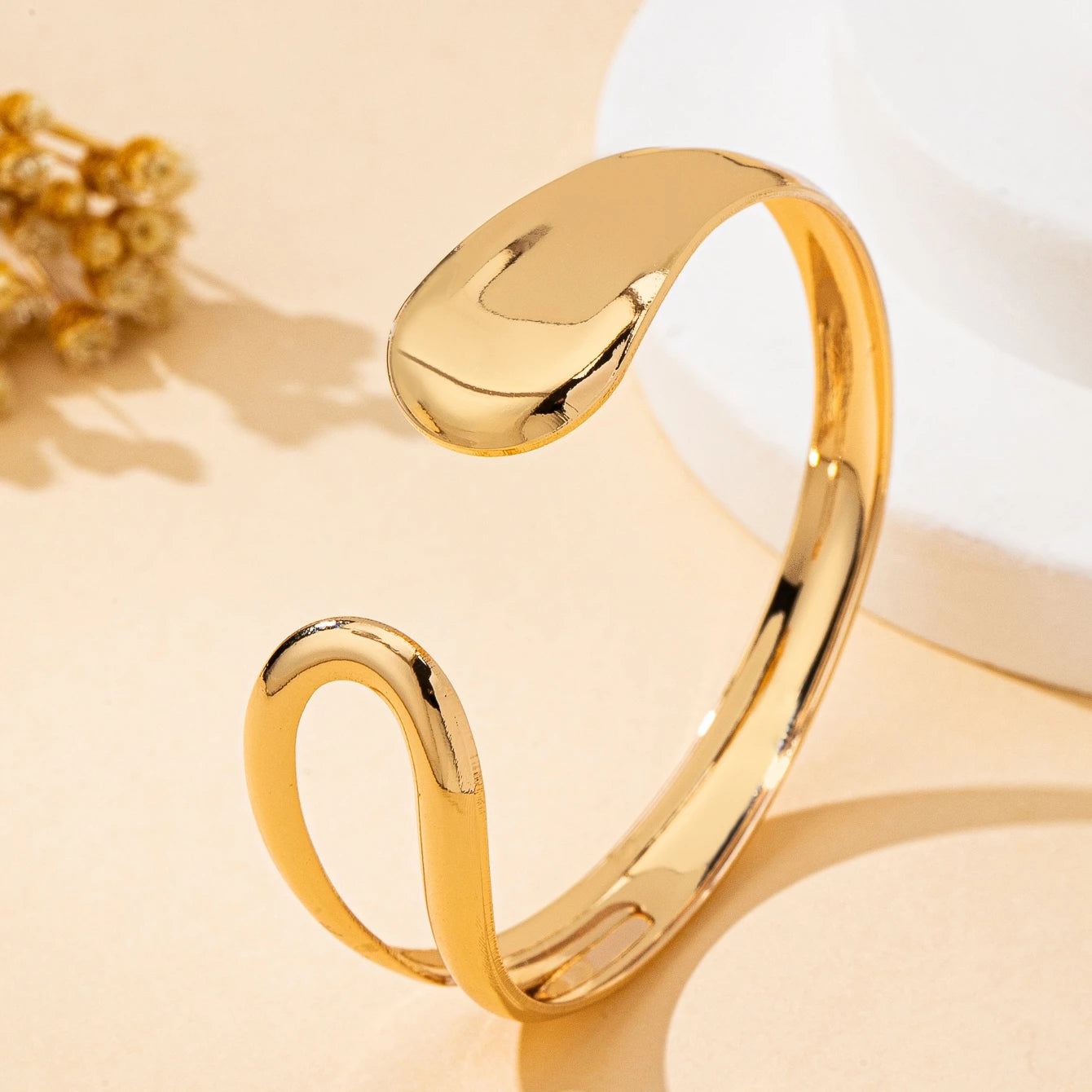 A Fashionable Women's Open Bracelet with a Stylish and Versatile Hollow Geometric Design, Suitable for Everyday Wear