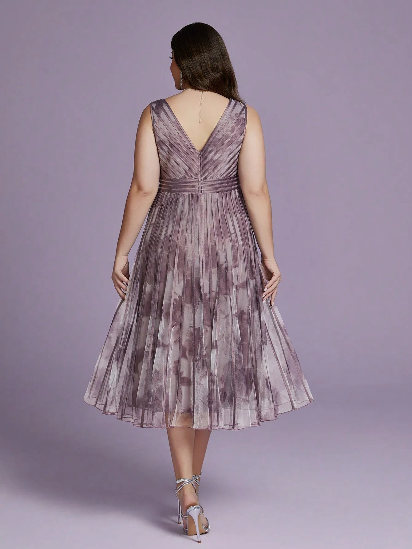 V-neck sleeveless printed chiffon dress with wide straps and high-end evening gown style