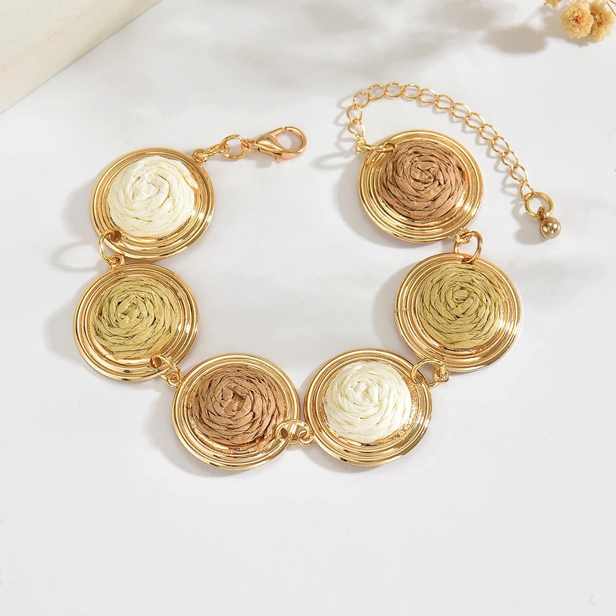 Women Handmade Ombre Neutral Tone Straw Woven Bracelet Multi Circle Raffia Disc Linked Bracelet Bohemian Seaside Holiday Accesso