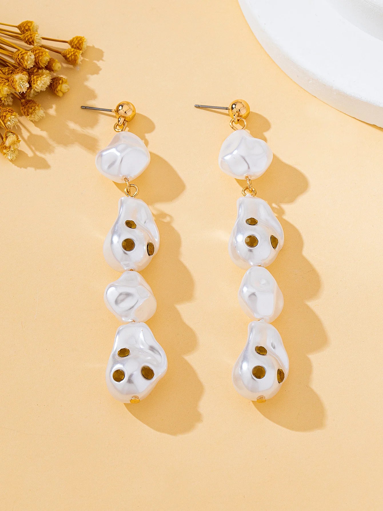 A Pair of Women's Fashionable Dangle Earrings, Simple and Elegant Baroque-Style Earrings with Faux Pearls and Glass Gemstones, Suitable for Daily Wear, Vacations, and as a Gift