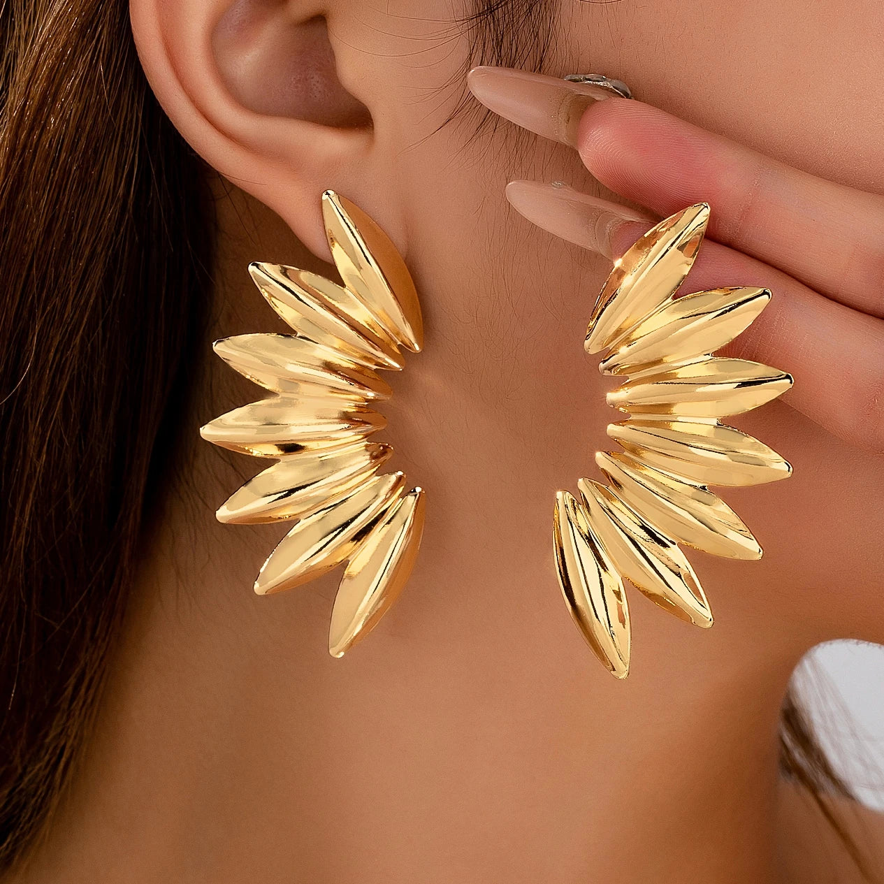 A Pair of Women's Fashion Earrings, Creative Retro Exaggerated Punk Metal Fan-Shaped Earrings, Suitable for Daily Wear and Parties
