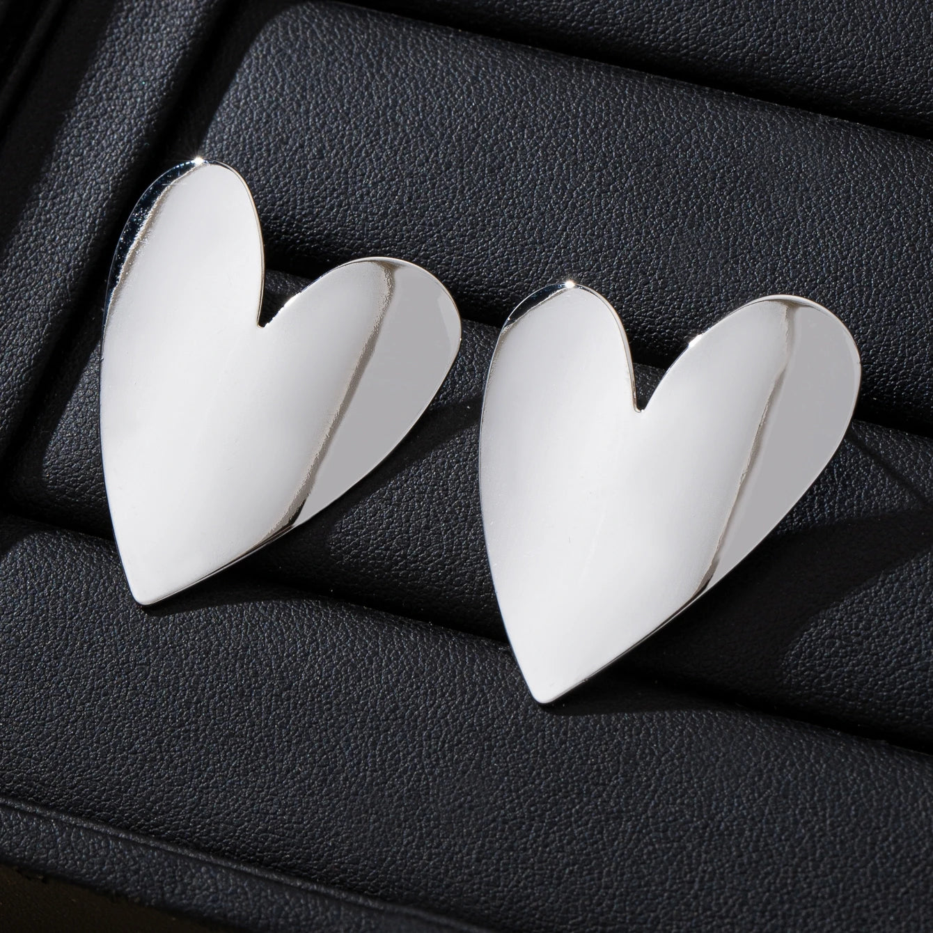 A Pair of Women's Earrings, Smooth Irregular Heart-Shaped Earrings, Suitable for Everyday Wear and Vacation Wear